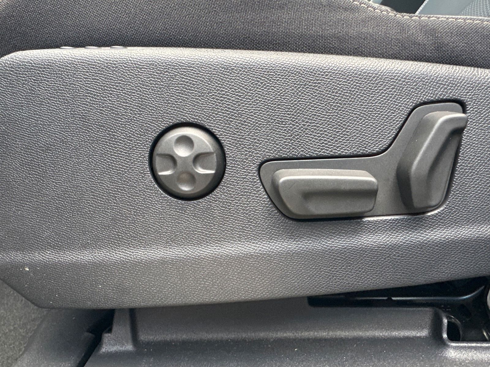 Fahrzeugabbildung Peugeot 3008 GT Plug-In Hybrid 225 NAV+LED+PANORAMA+AHK
