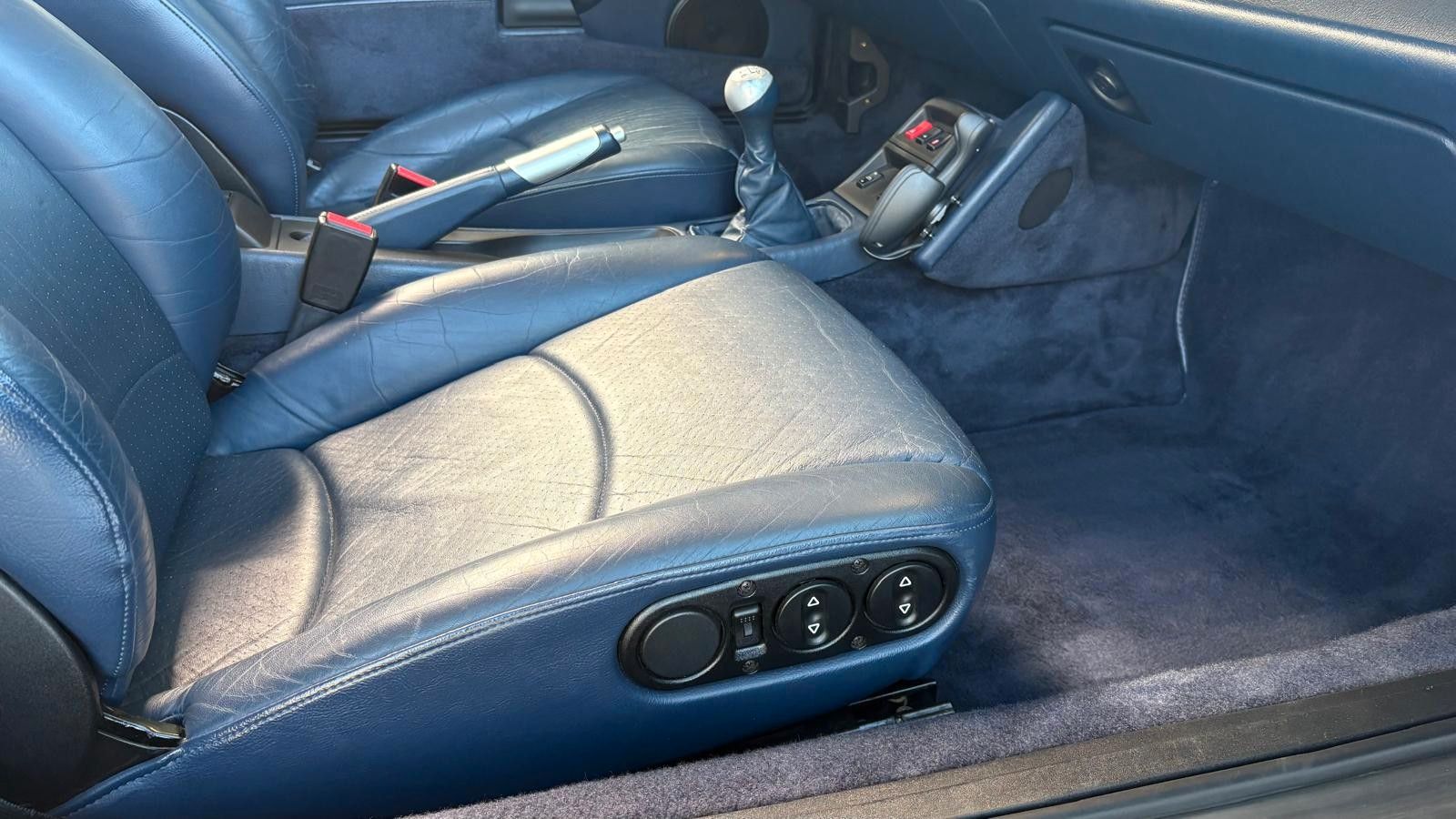 Fahrzeugabbildung Porsche 993 Carrera Cabriolet, deutsches fahrzeug.