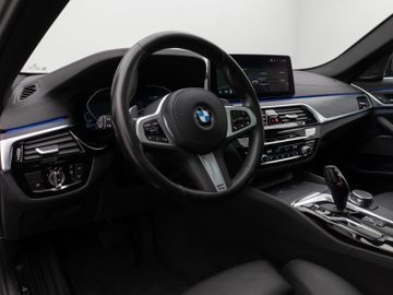 Fahrzeugabbildung BMW 530d Tour Luxury Line AHK Pano H/K Kamera DAB