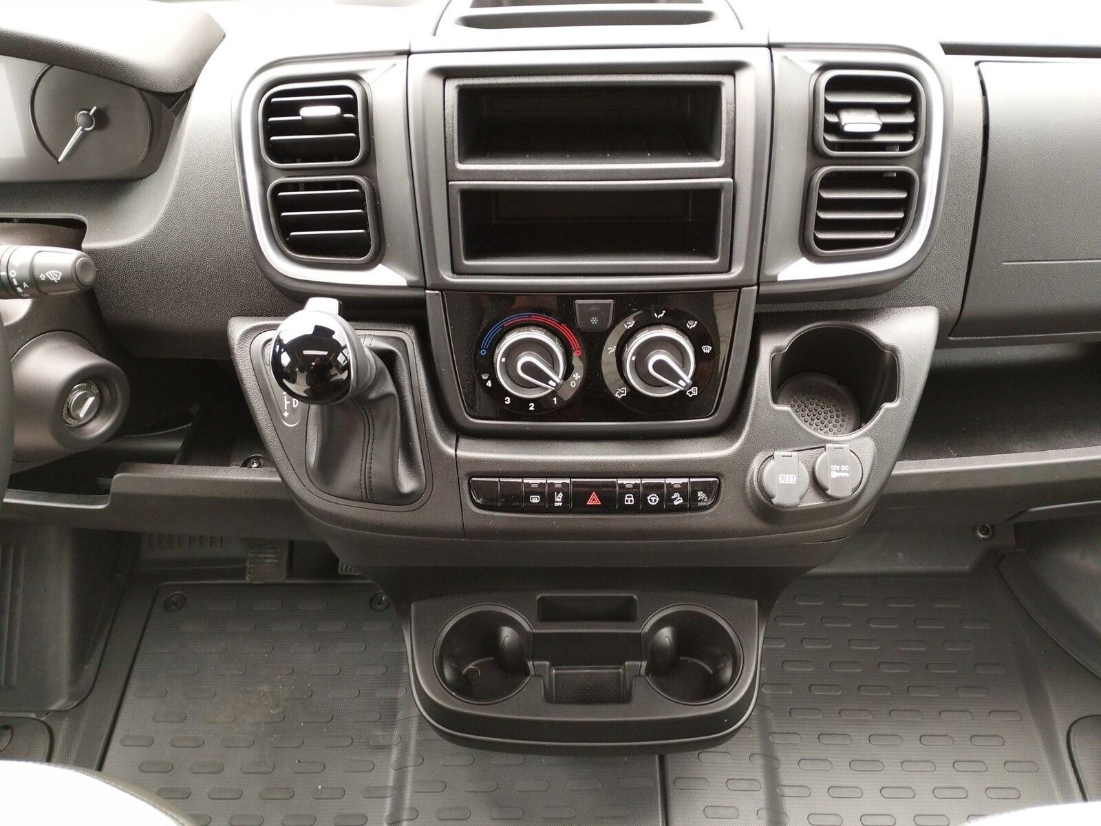 Fahrzeugabbildung Sunlight Adventure T 68C Automatik, Dörr Edition, TV