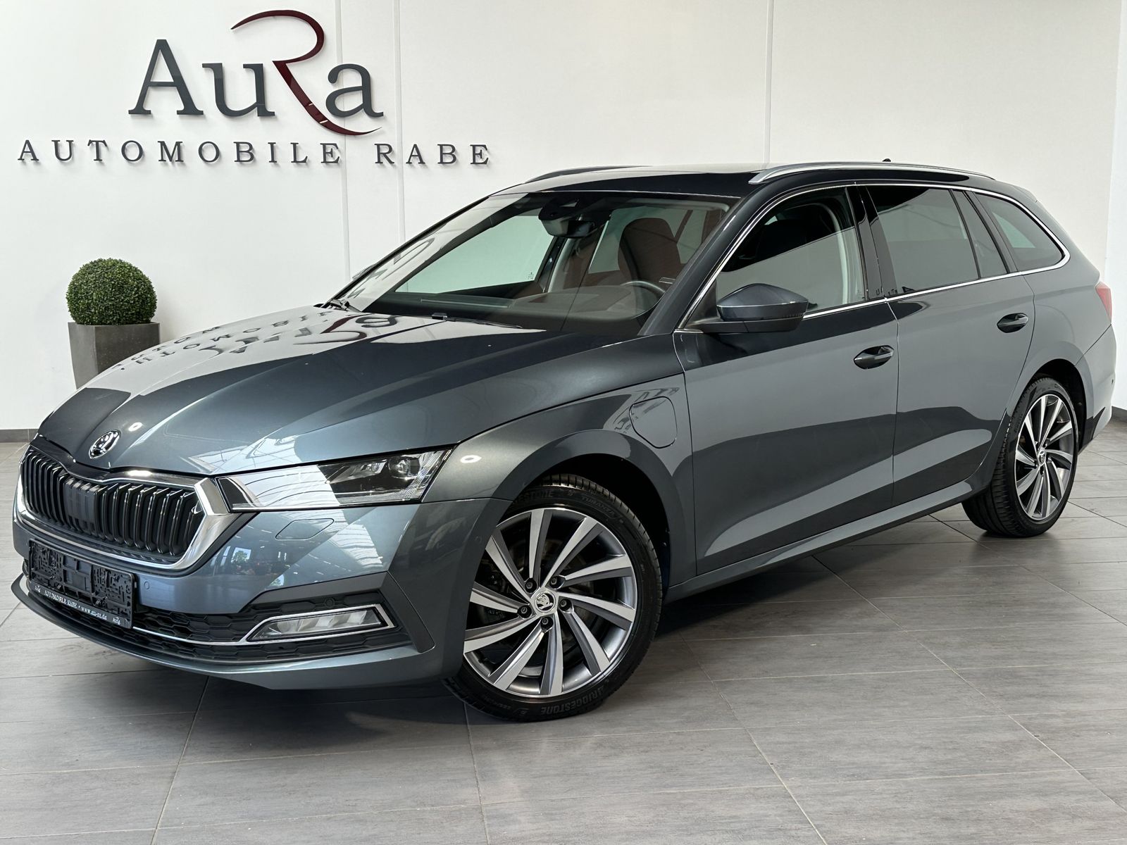 Fahrzeugabbildung SKODA Octavia Combi 1.4 TSI iV DSG Style NAV+LED+PANO