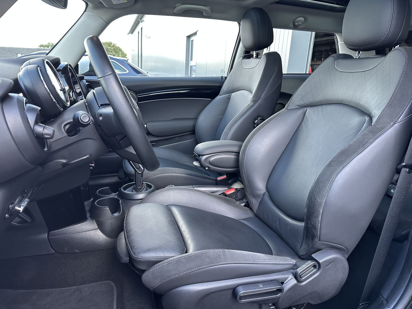 Fahrzeugabbildung MINI Cooper S Sport-Aut. NAV+LED+PANO+PARKASSISTENT