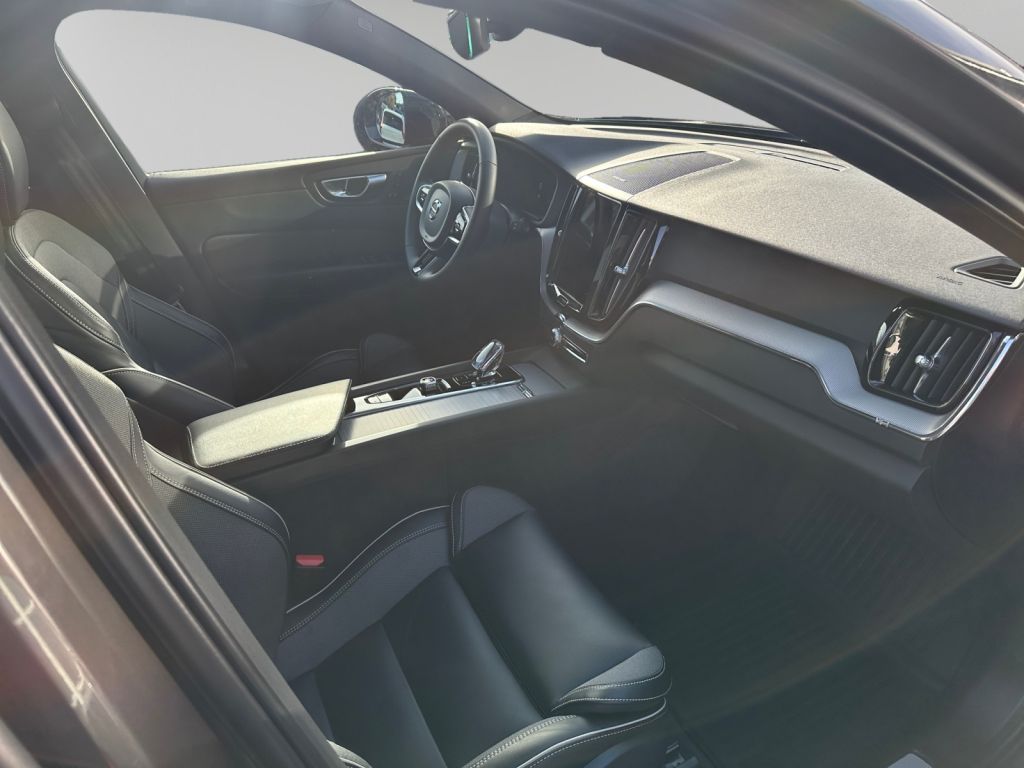 VOLVO XC60 T8 AWD Recharge Plus Dark 360° AHK semi ele VOLVO XC60 T8 AWD Recharge Plus Dark 360° AHK semi ele