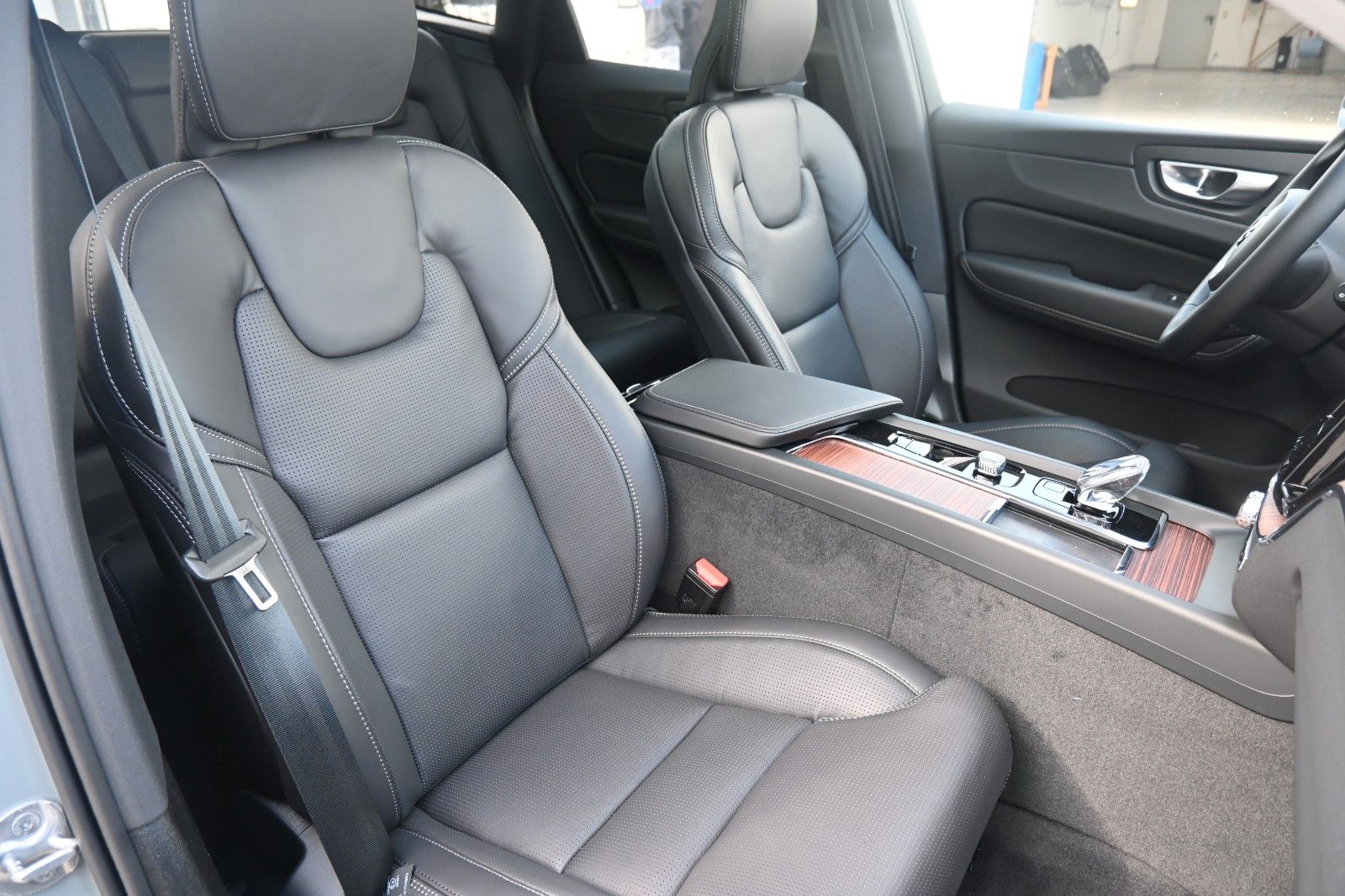 Fahrzeugabbildung Volvo XC60 B4 D AWD Ultimate Dark*STDHZG*360°*LUFT*ACC