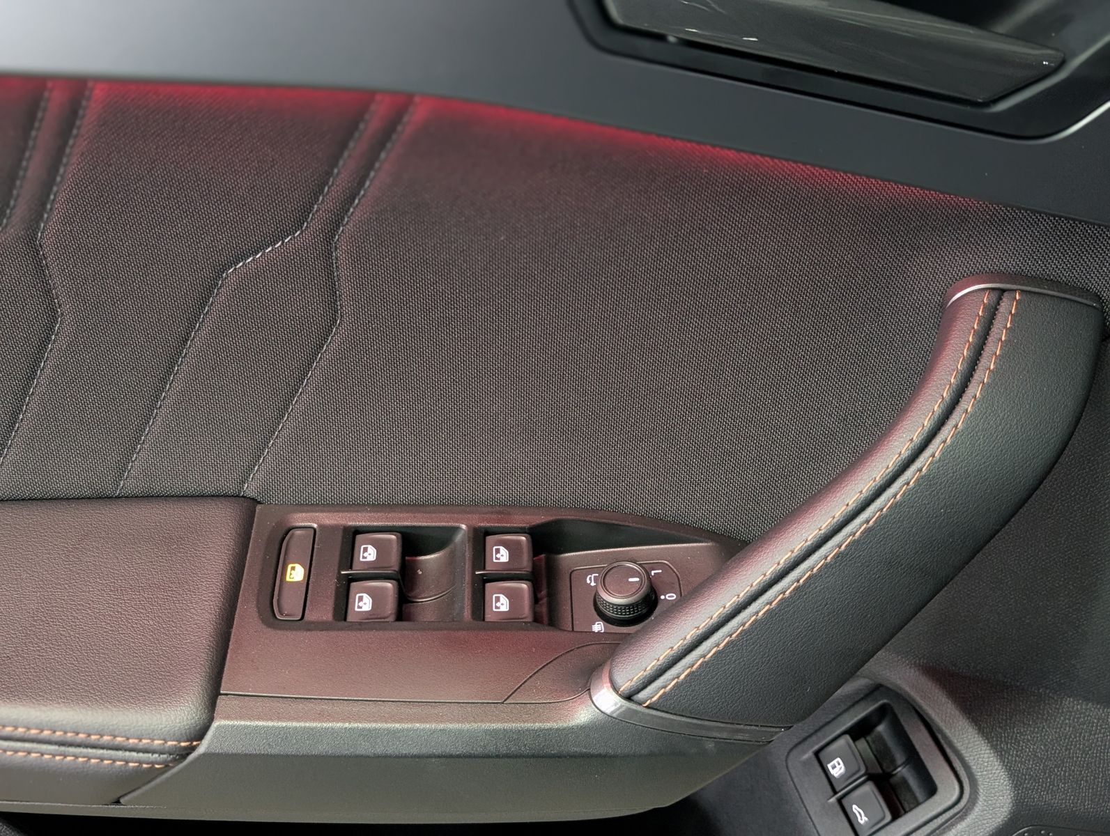 Fahrzeugabbildung CUPRA Leon 1.5 e-Hybrid PLUG-IN LED INTELIG-DRIVE EDGE