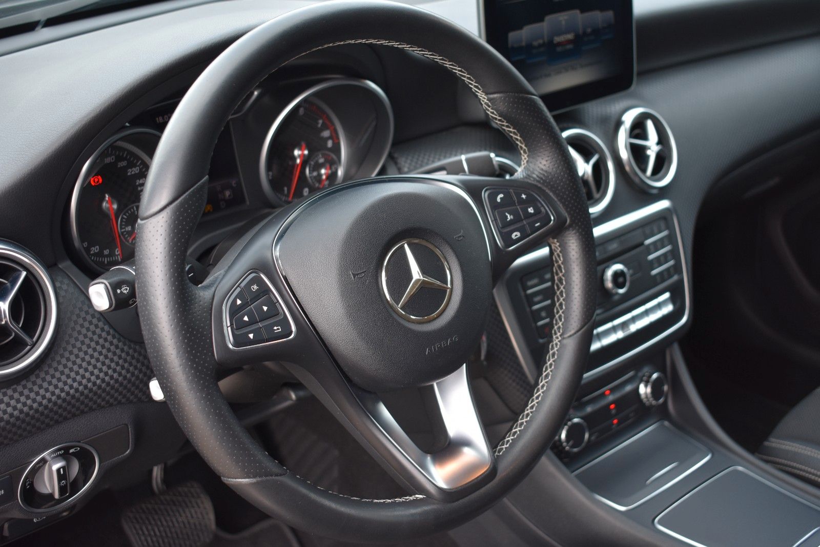 Fahrzeugabbildung Mercedes-Benz A 180 BlueEfficiency Urban Autom. Navi Kamera