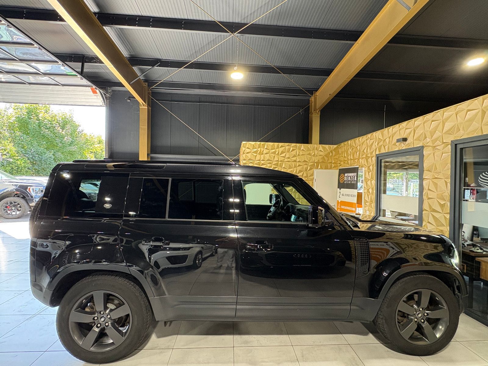 Fahrzeugabbildung Land Rover Defender 110 SE/MEMORY/PANO/360°/APPLE/SHZ/NAVI/