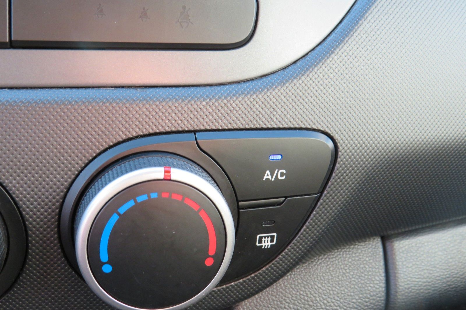 Fahrzeugabbildung Hyundai i10 4-TÜREN KLIMA PDC ALU SCHECKHEFT