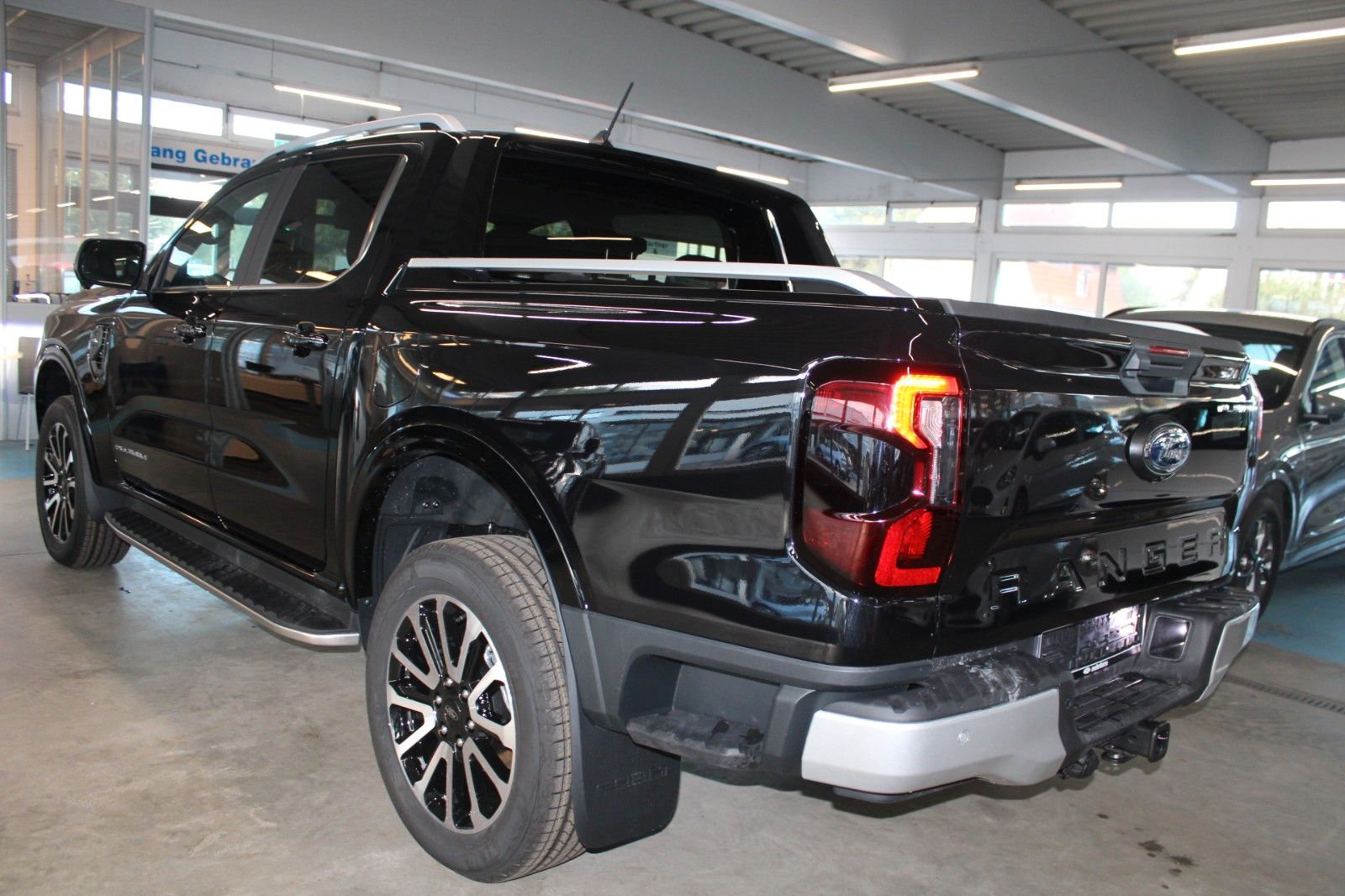 Fahrzeugabbildung Ford Ranger Platinum Automatik LEDER B&O ROLLO AHK