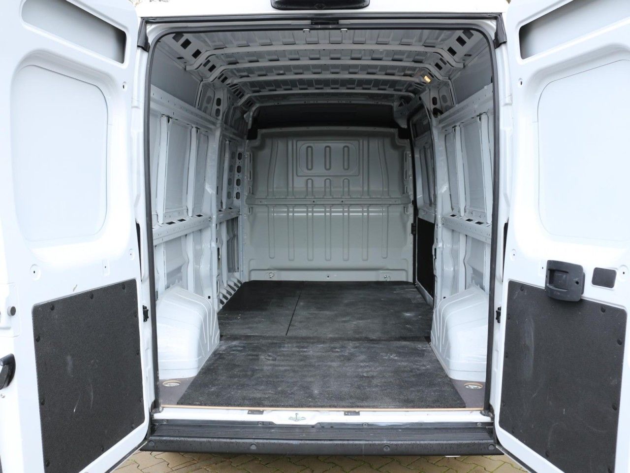 Fahrzeugabbildung Citroën Jumper Grossraumkasten 35 L3H2 BlueHDi 140