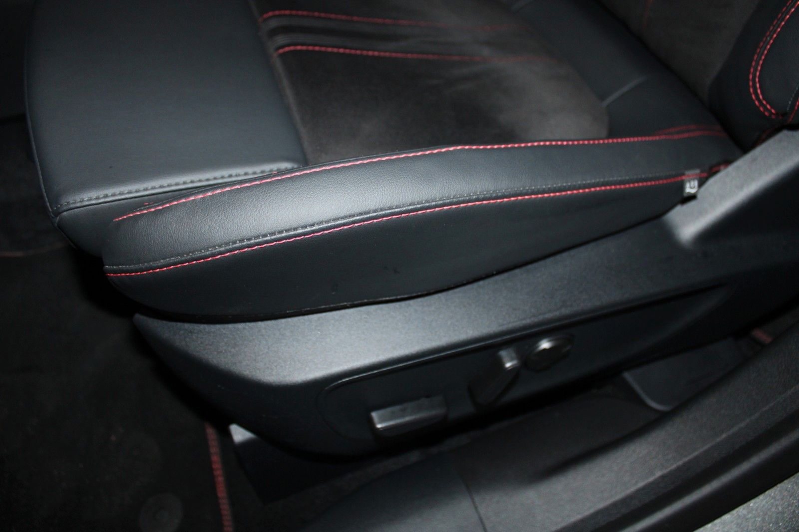 Fahrzeugabbildung Ford Kuga ST-Line X Automatik Facelift AHK Matrix LED