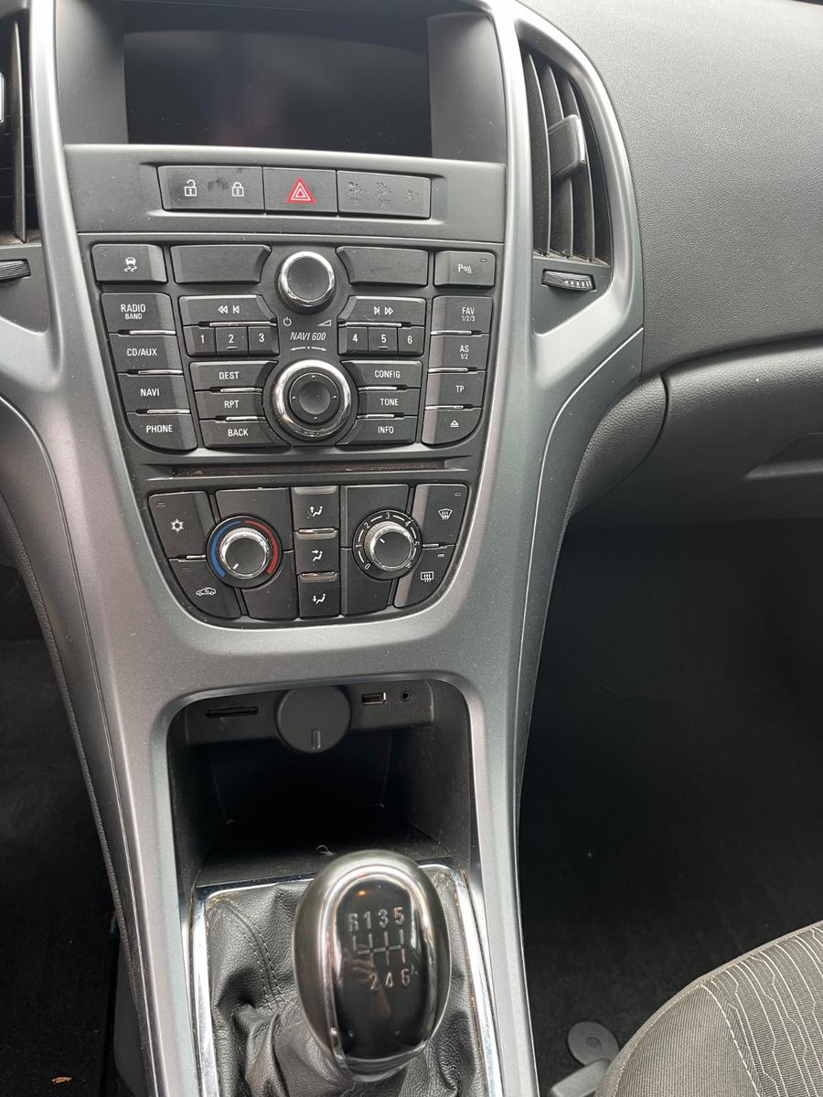 Opel Astra 2012 — photo 9