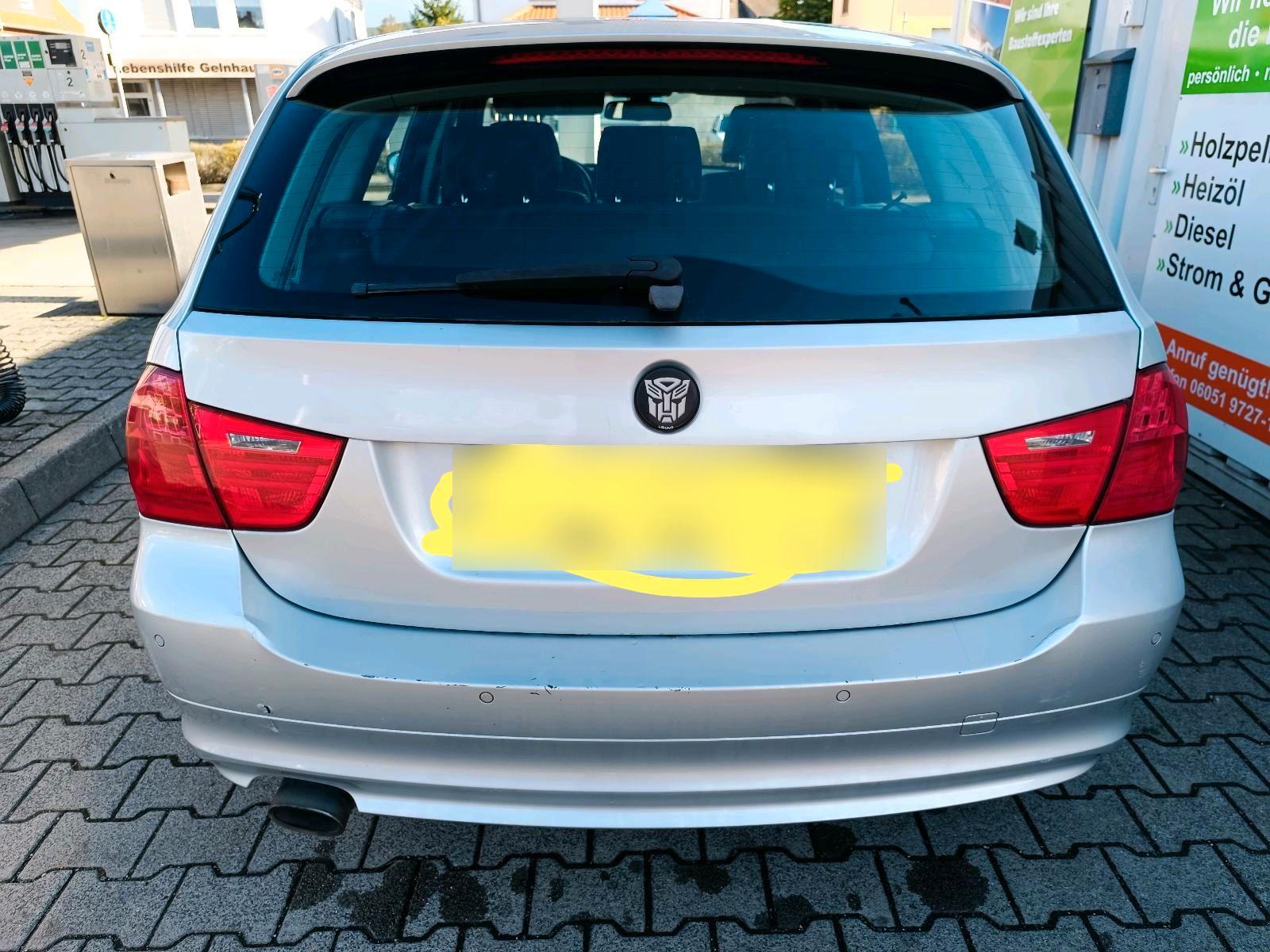 BMW 320 2009 — rear view