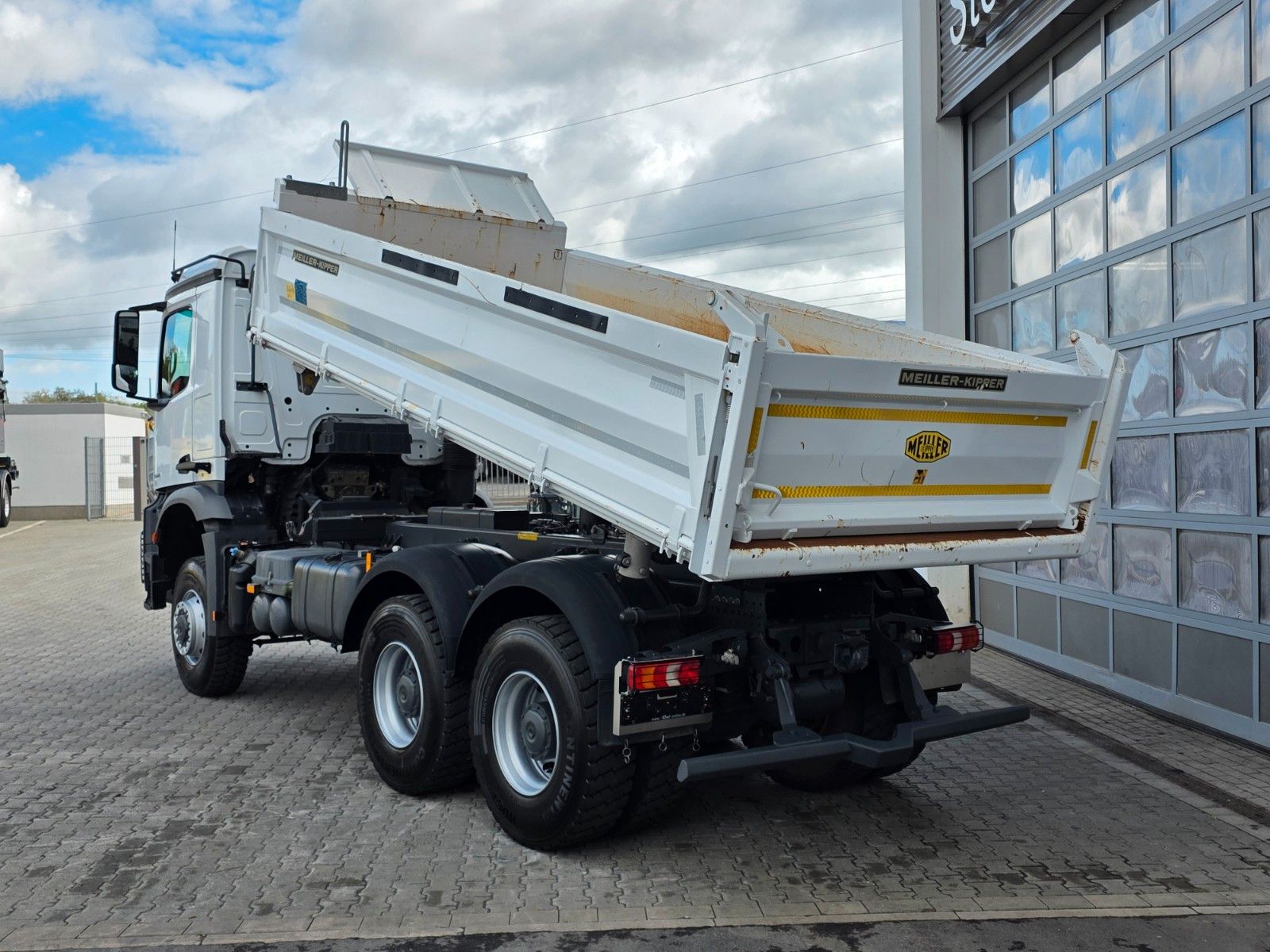 Fahrzeugabbildung Mercedes-Benz Arocs 3343 AK 6x6 Meiller