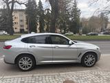 BMW Top X4 xDrive20i M Sport, Panorama, HUD, Keyless - silberne BMW X4