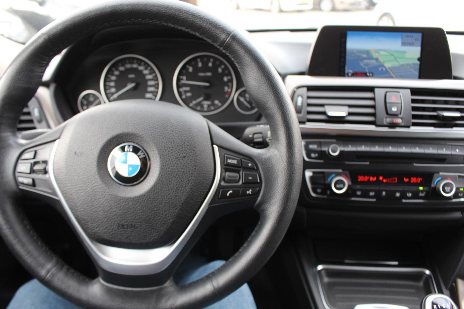 BMW 335i Touring 306 ch 6 cylindres • Boîte manuelle 6 • GPS • Xénon • Attelage • Hayon électrique