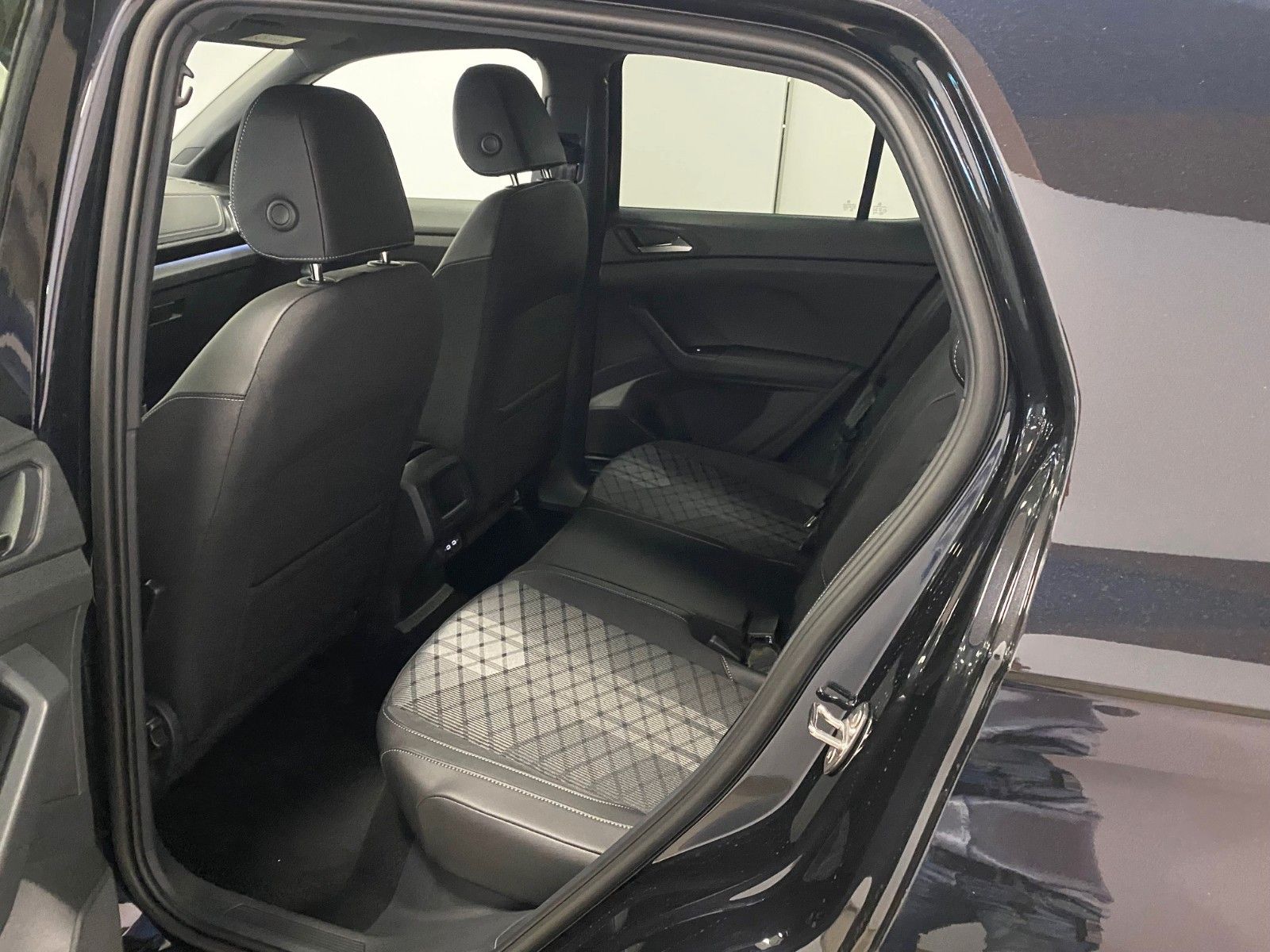 Fahrzeugabbildung Volkswagen T-Cross 1.5 TSI DSG R-Line+2029 GARANTIE+ACC+AHK