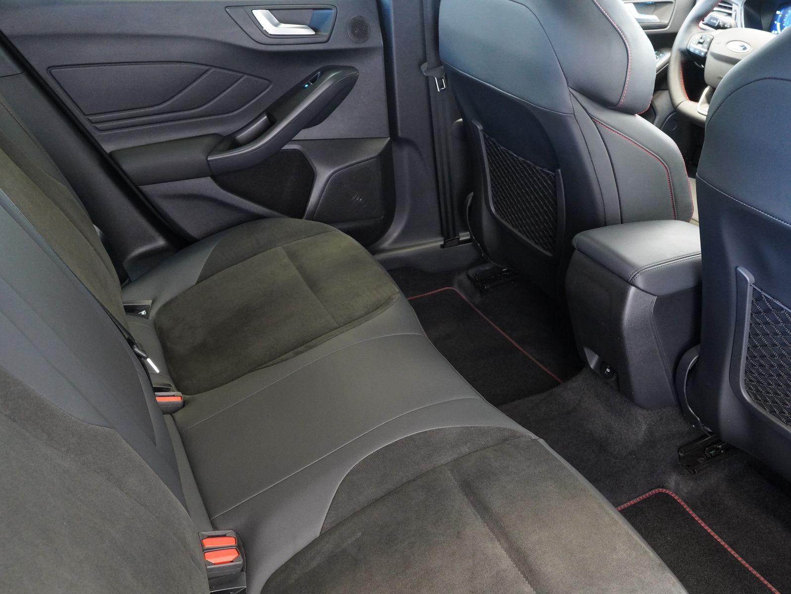 Fahrzeugabbildung Ford Focus Lim. ST X 2.3 EcoBoost LED/ACC/HEAD-UP/B&O