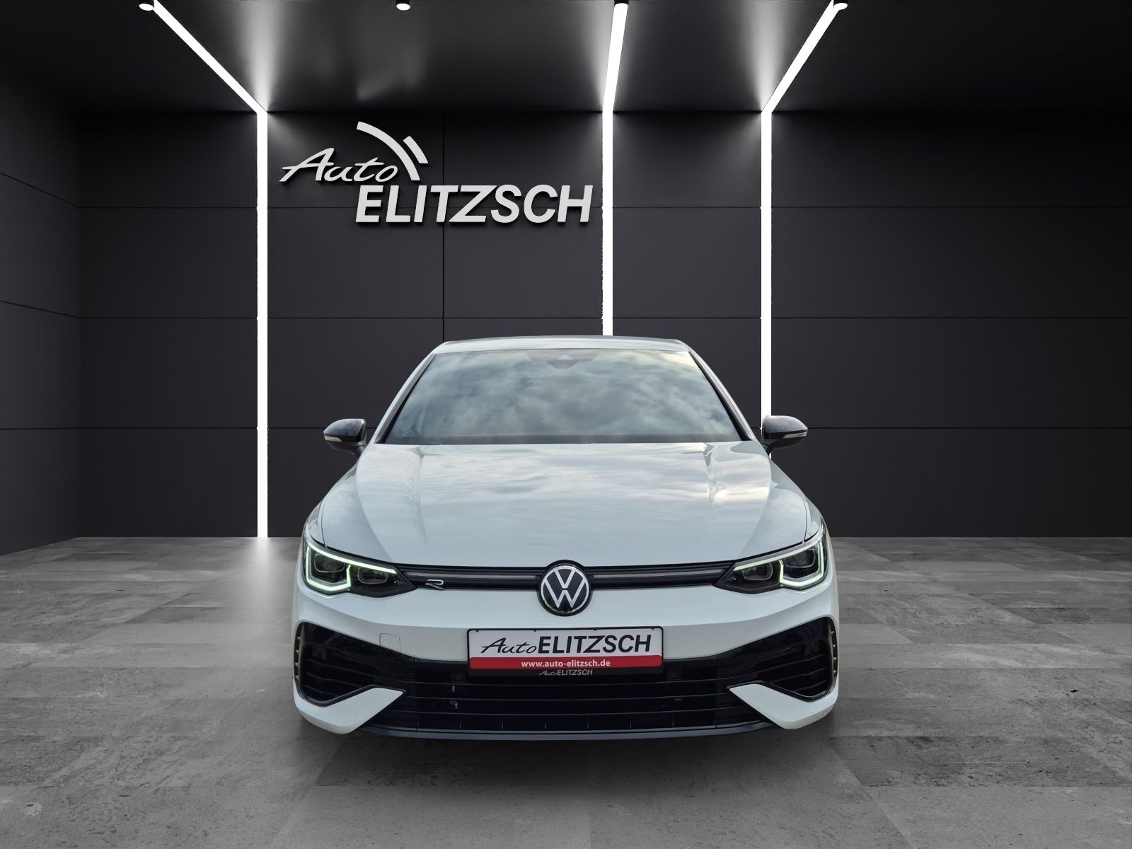 Fahrzeugabbildung Volkswagen Golf VIII R DSG 4M LEDplus Navi AID Pano Akra AC