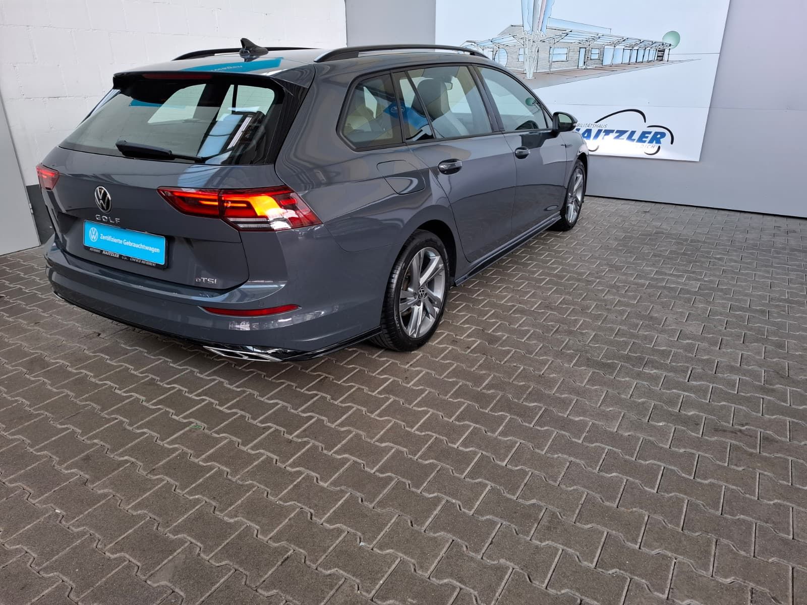 Fahrzeugabbildung Volkswagen Golf VIII Var. R-Line 1.5 eTSI DSG +ACC+Navi+LED