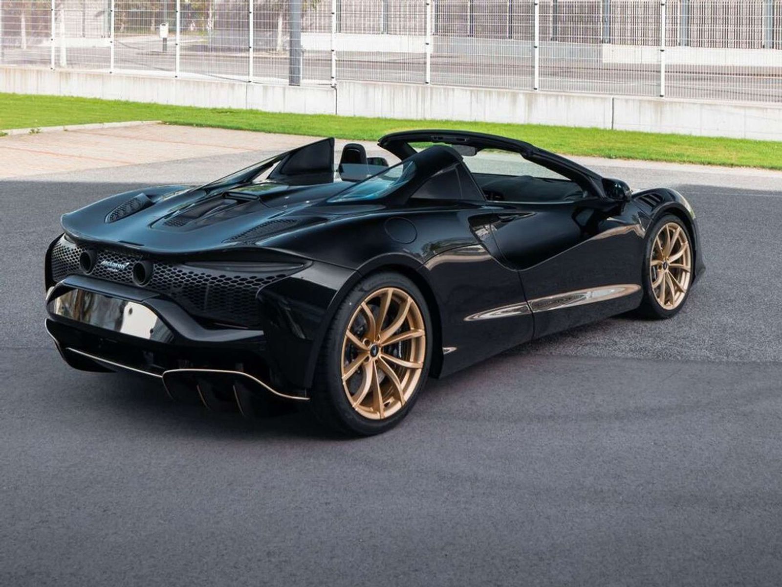 McLaren Artura Spider / 1.99% Leasingaktion / B&W / Lift imagem 2