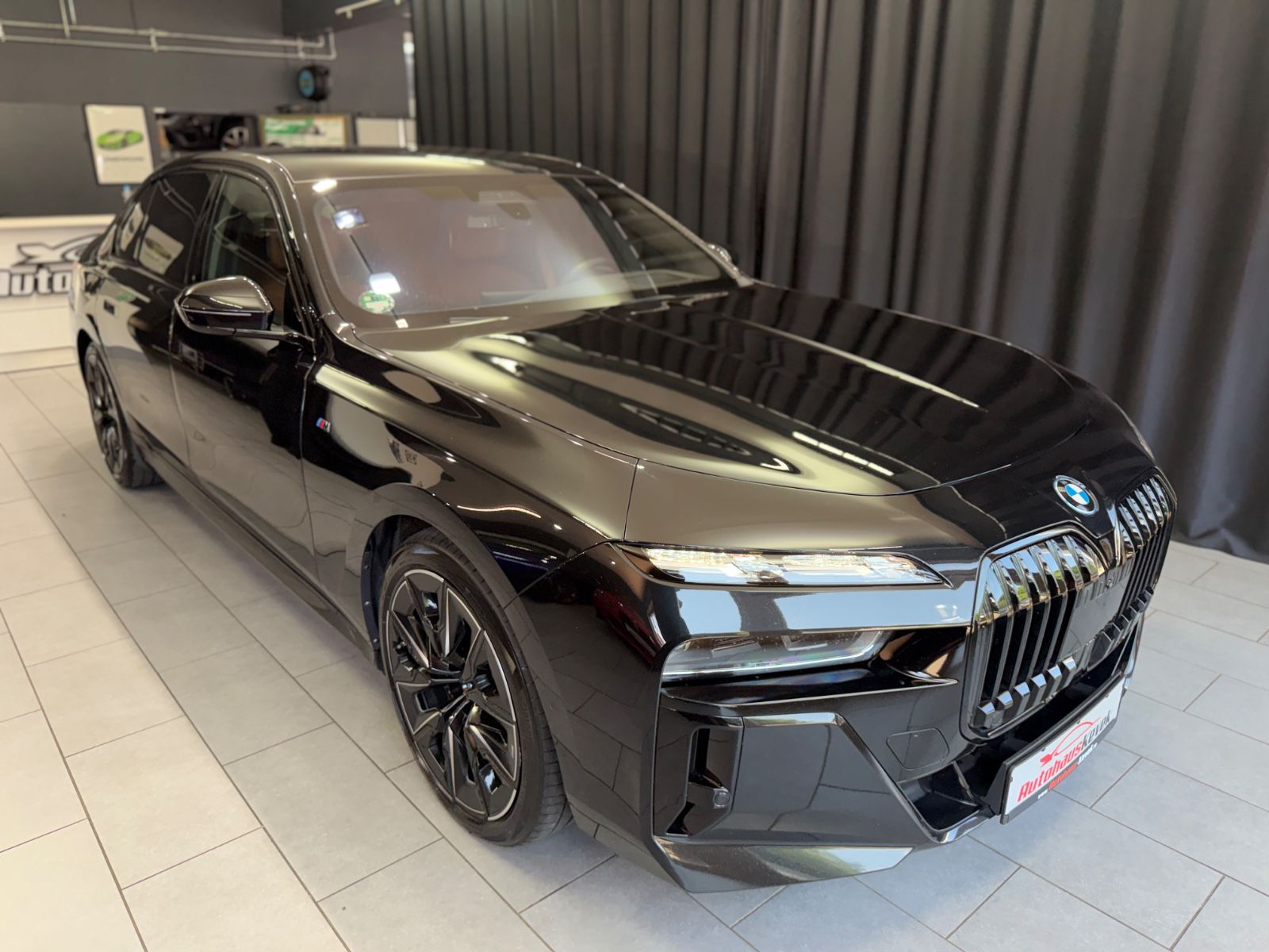 Fahrzeugabbildung BMW 750e xDrive M Sport Pro|TV|B&W|MASSAGE|SKY-LOUNG