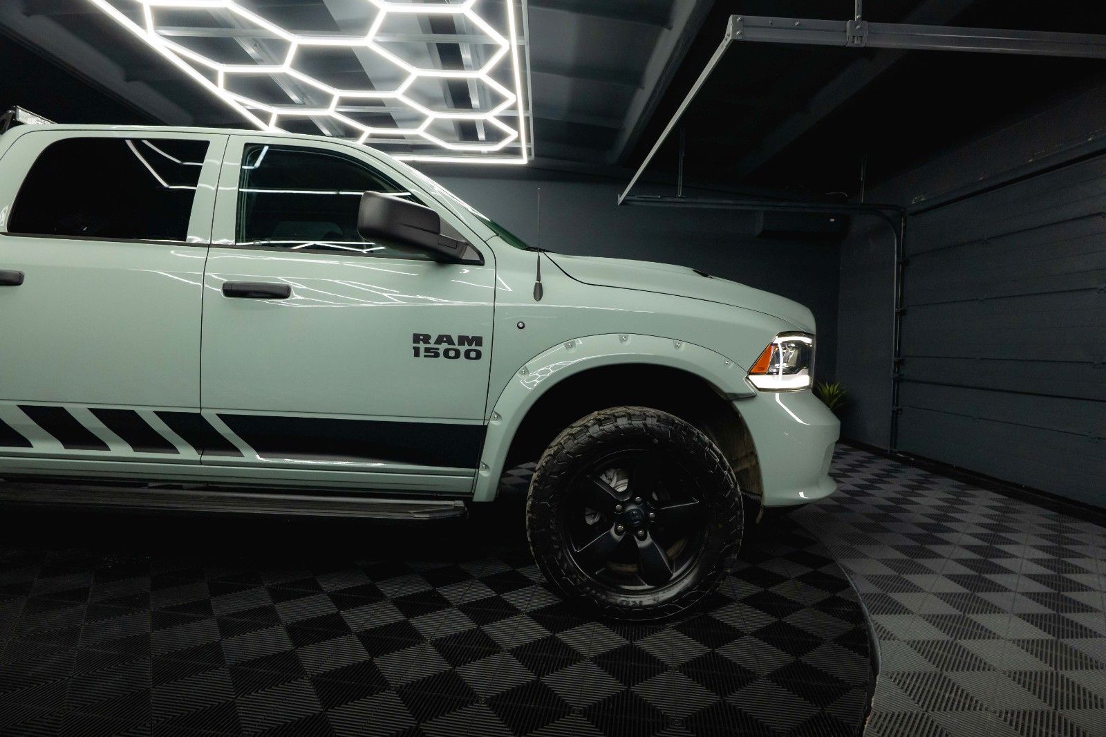 Fahrzeugabbildung Dodge RAM 5.7 V8 HEMI 4x4 OFFROAD Night-Paket *LED*AHK