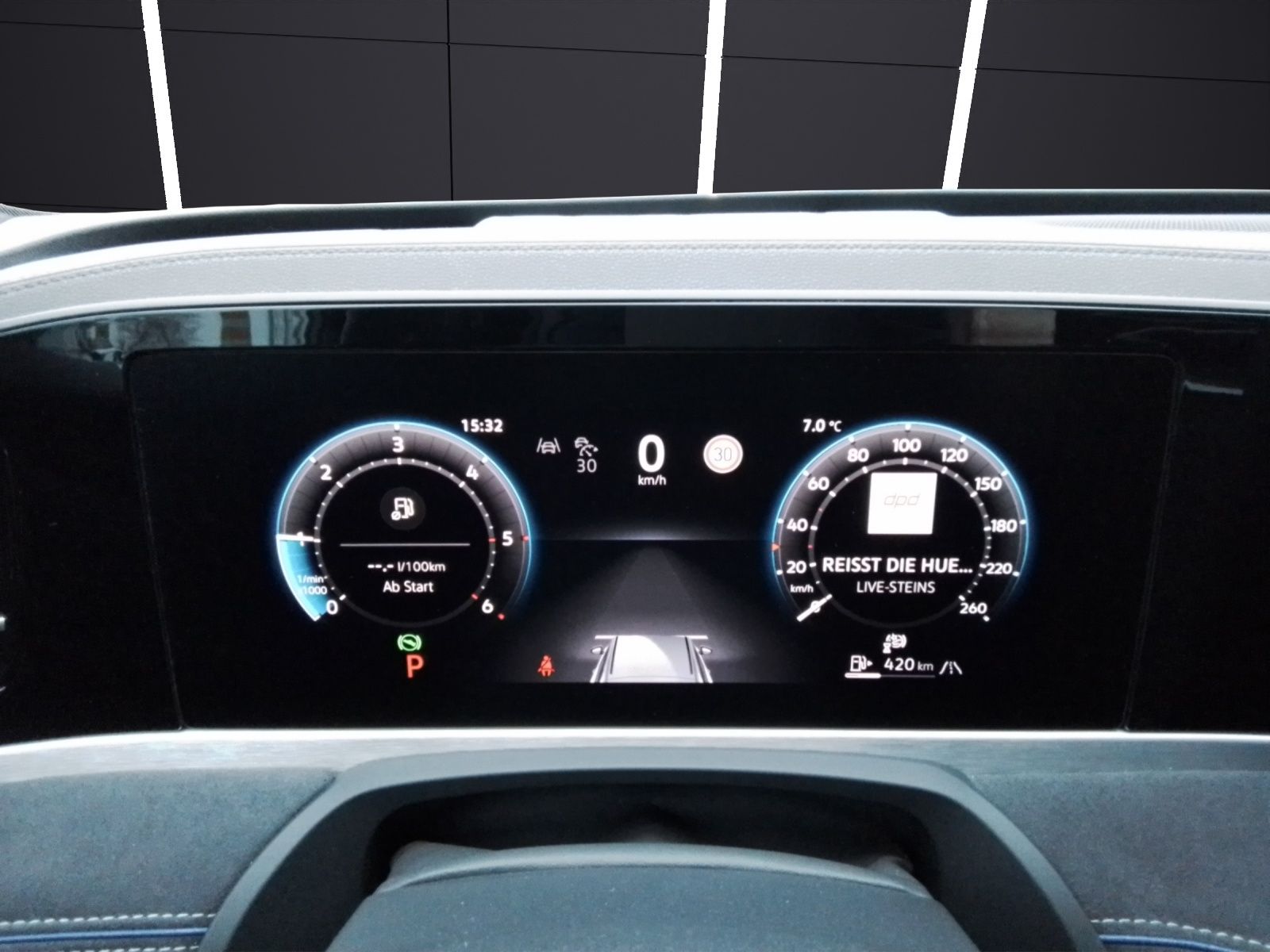 Fahrzeugabbildung Volkswagen Passat TDI DSG R-Line MATRIX ACC AHK 18" AID NAV