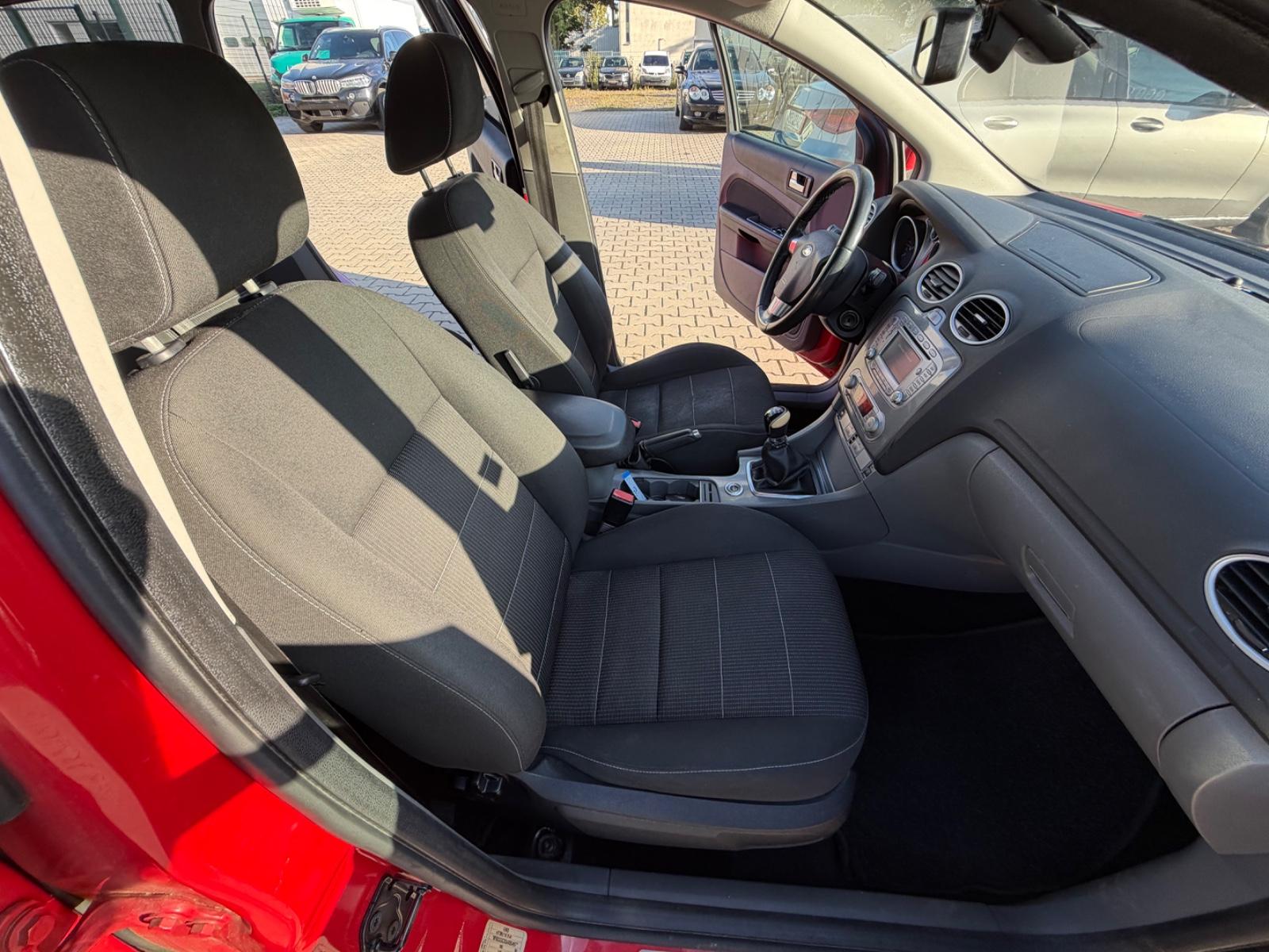 Ford Focus 2010 — photo 21