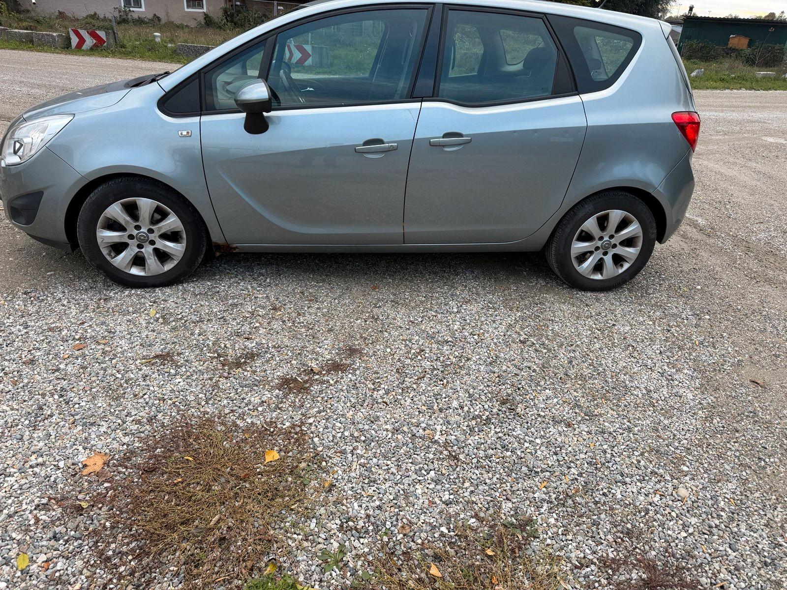 Opel Meriva 2011 — rear view