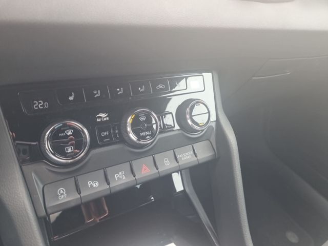 Fahrzeugabbildung SKODA Karoq 1,5 TSI DSG Sportline NAVI LED MATRIX AHK