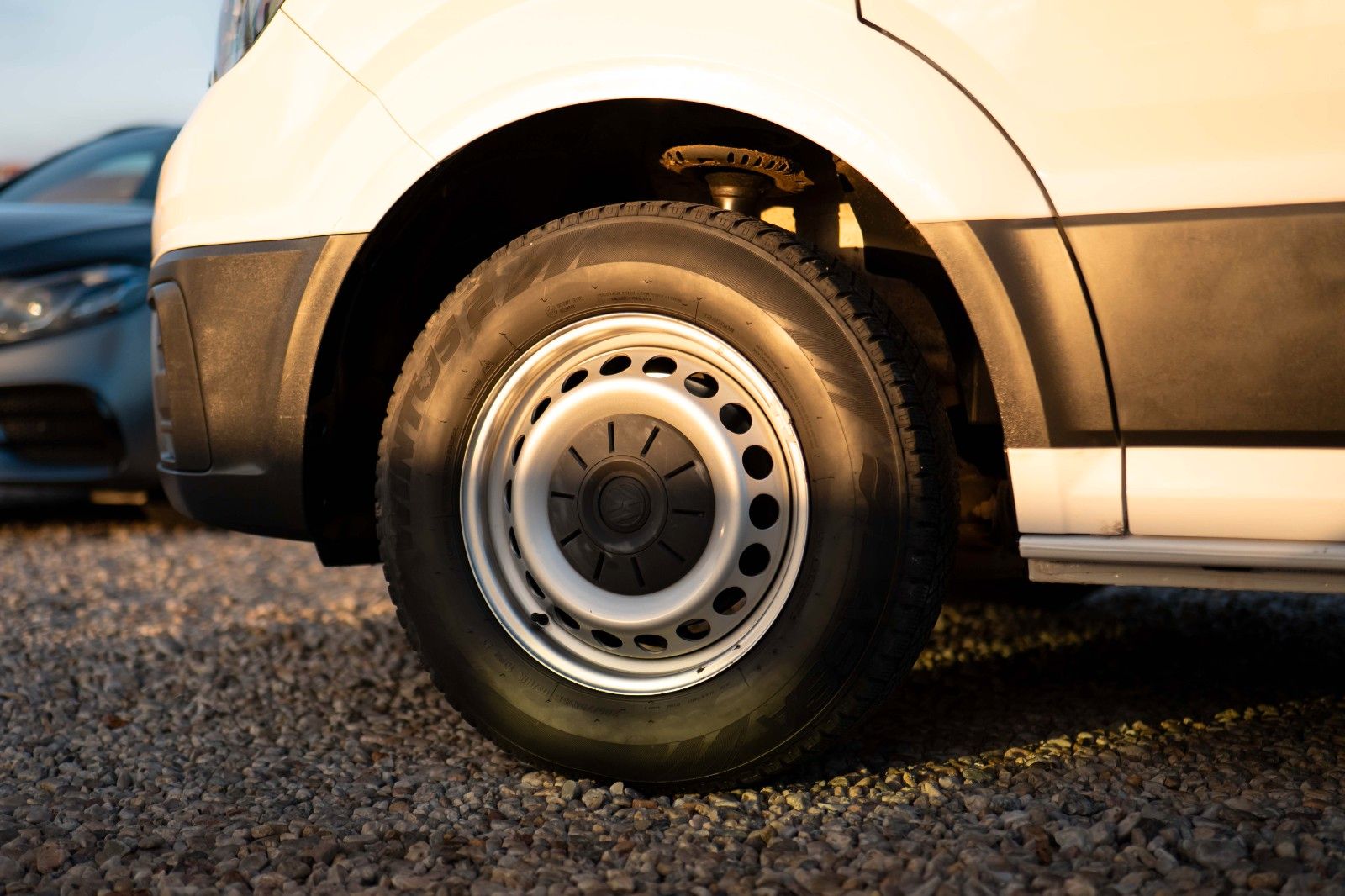 Fahrzeugabbildung Volkswagen Crafter Pritsche 35 DOKA lang FWD 7 Sitze 19%