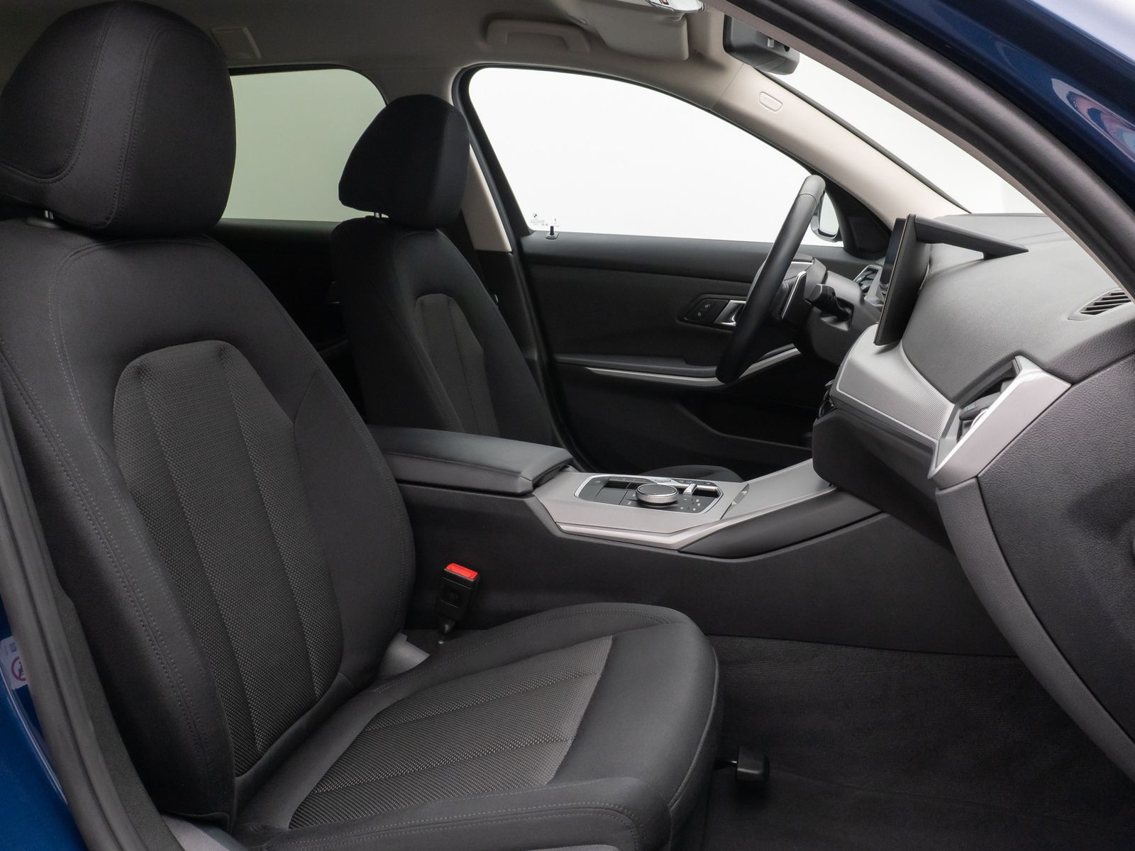 Fahrzeugabbildung BMW 330e HUD DAB HiFi CockPitPro PDC DrivingAssist