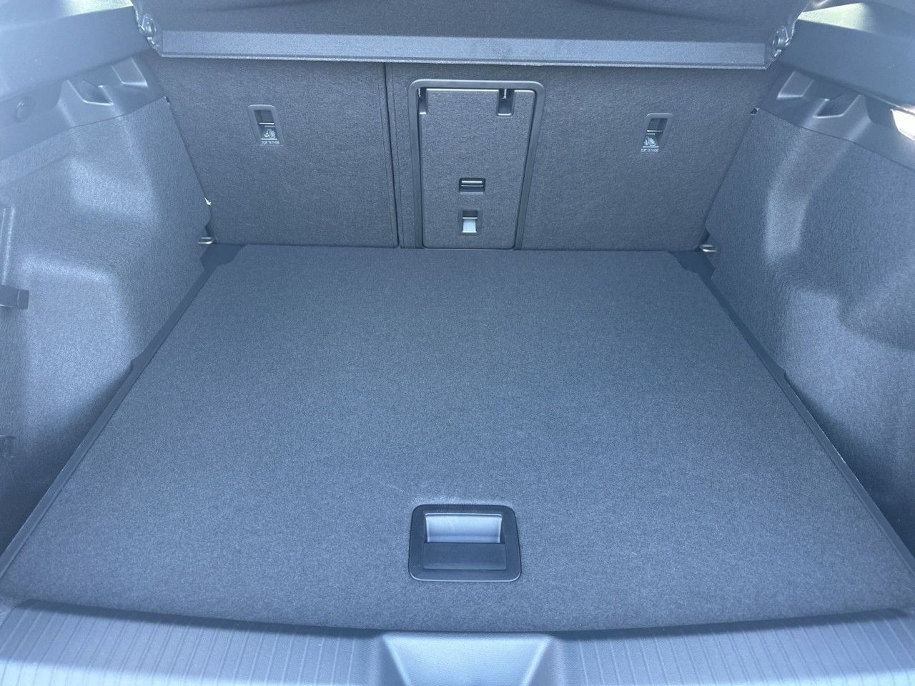 Fahrzeugabbildung CUPRA Tavascan VZ 4Drive 340 PS 77 kWh - mit KI generiert/bearbeitet