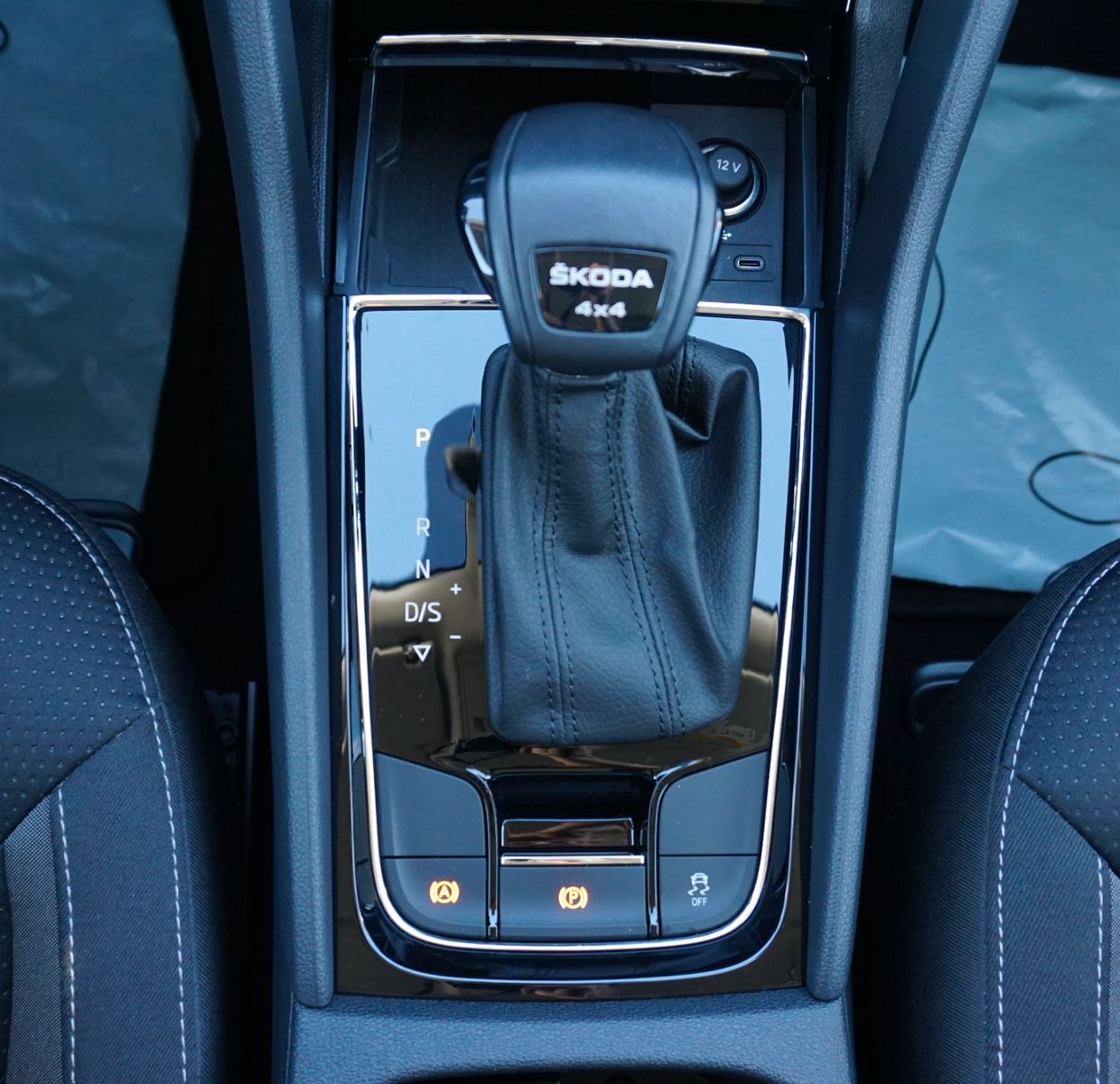 Fahrzeugabbildung SKODA Kodiaq Tour 4x4, LED,Navi,Kamera,SH,DAB,AHK