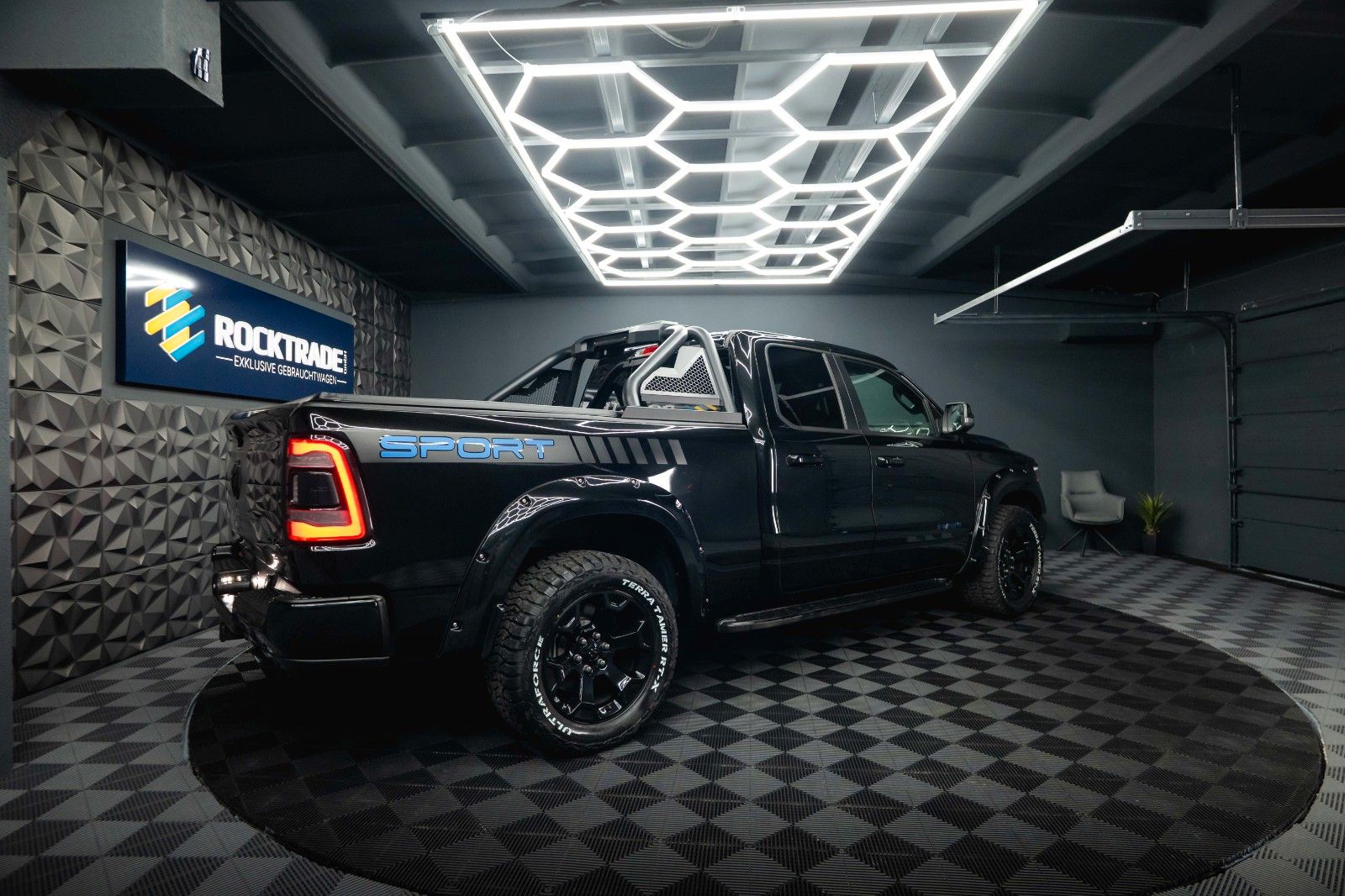 Fahrzeugabbildung Dodge RAM 5.7 V8 HEMI 4x4 OFFROAD Night-Paket LONGBED