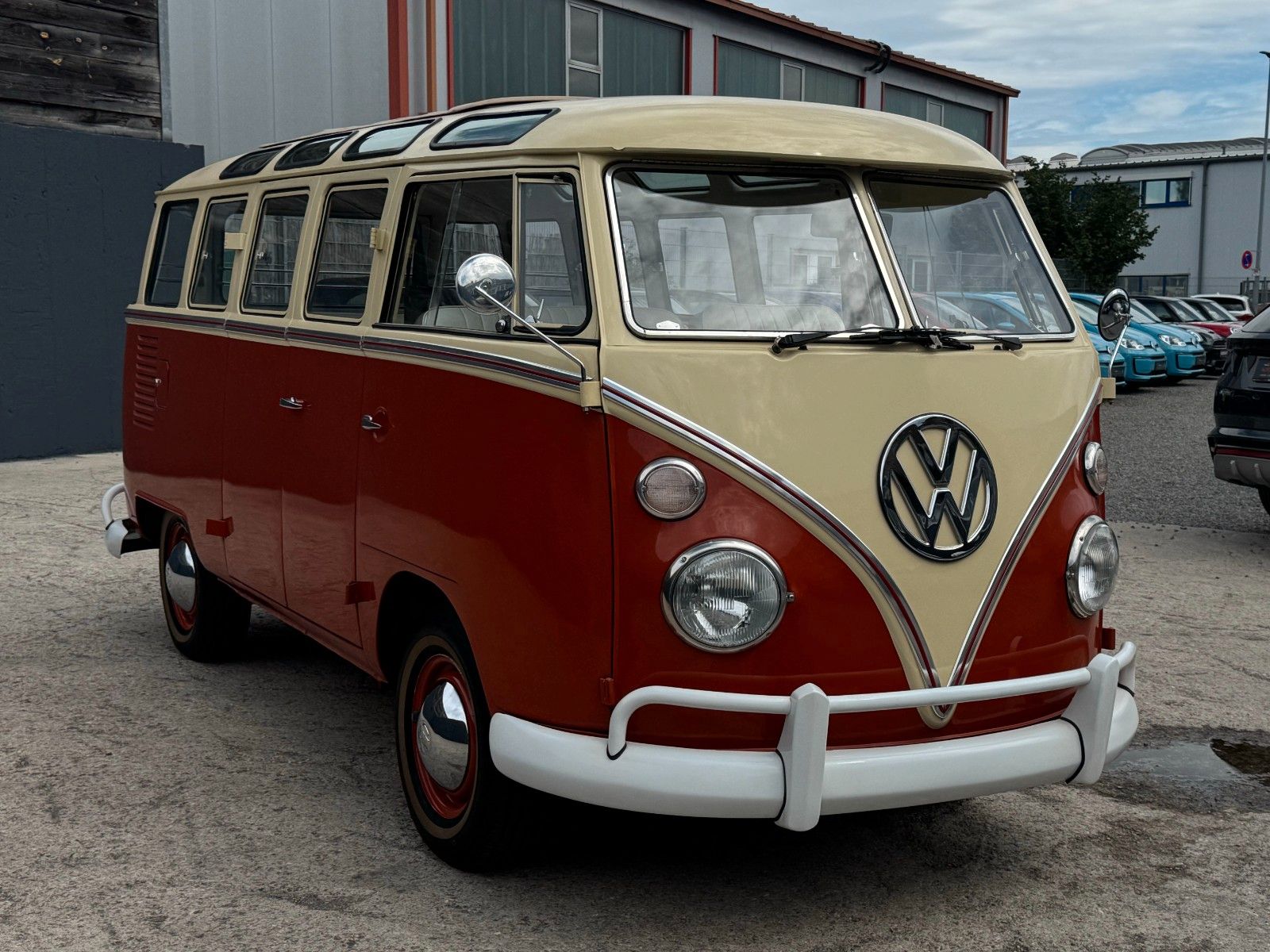 Fahrzeugabbildung Volkswagen T1 Samba 9-Sitzer Faltdach mit Panoramafenstern