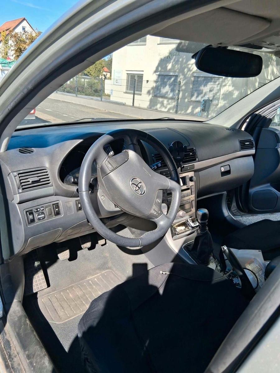 Toyota Avensis 2006 — interior