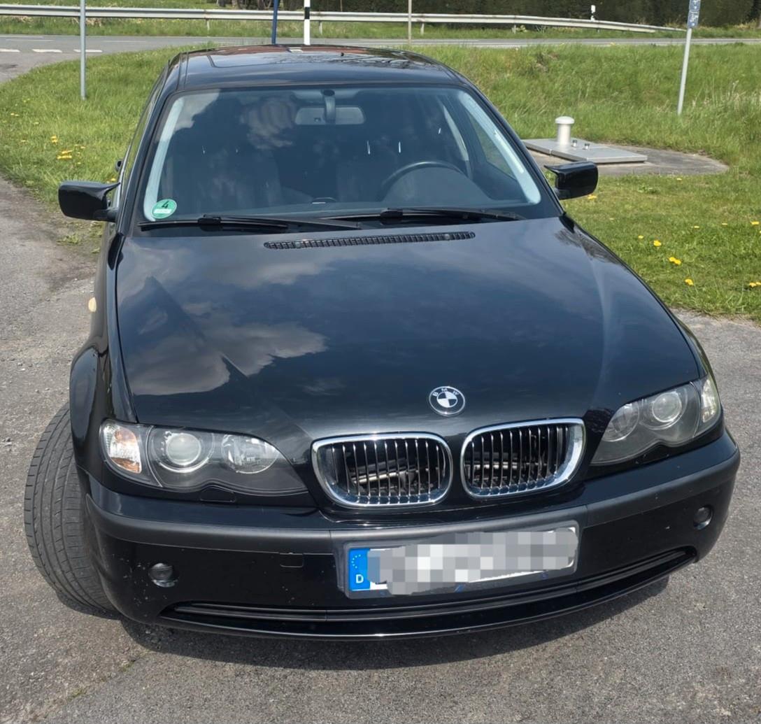 BMW 325 2004 — салон