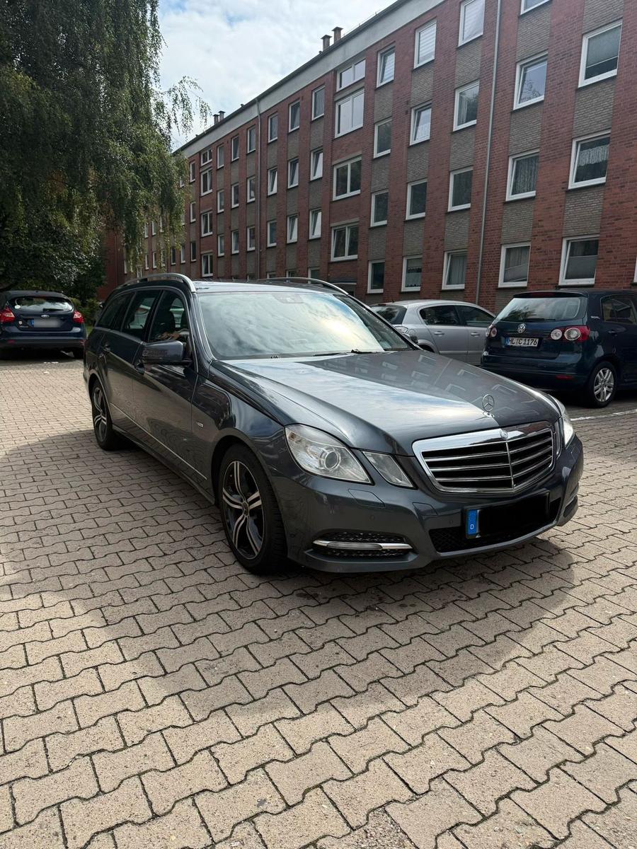 Mercedes-Benz E200 2011 — rear view