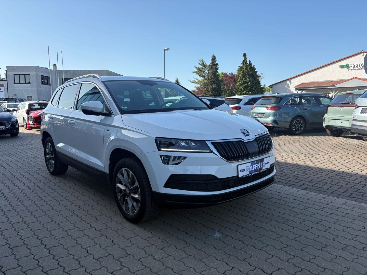 Fahrzeugabbildung SKODA Karoq Clever AHK BeheizbareWSS KLIMA ElekHeckkla