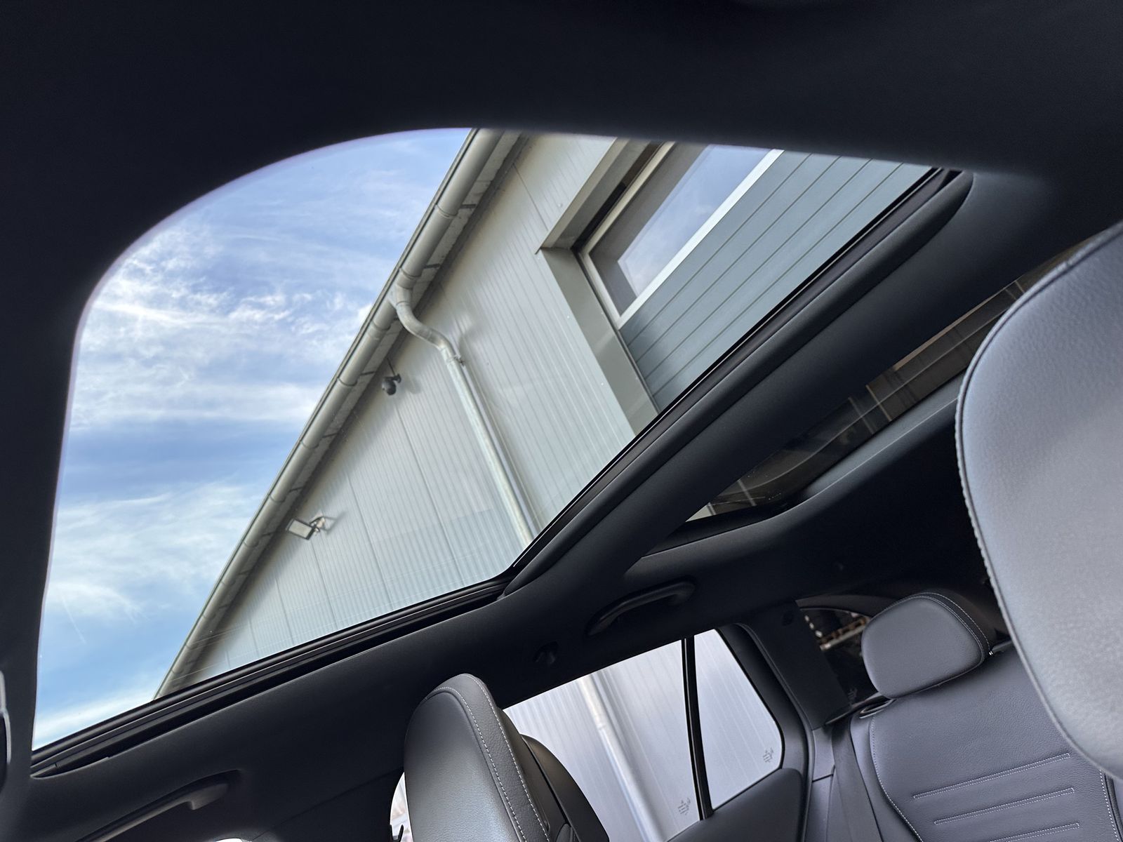Fahrzeugabbildung Mercedes-Benz C 220d T AMG-Line NAV+LED+360°+HEADUP+PANO+VCOCK