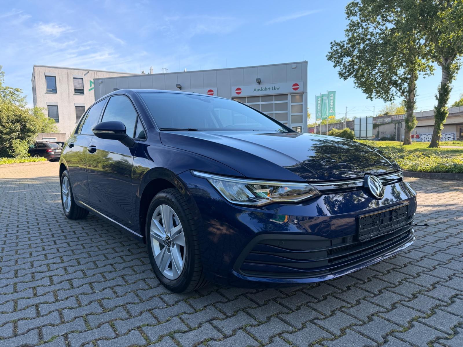 Volkswagen Golf VIII Lim. Life AUTOMATIK NAVI PDC