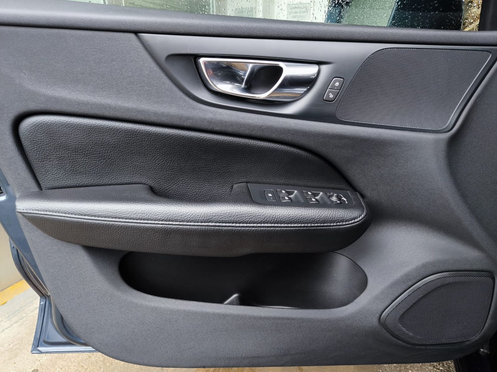 Fahrzeugabbildung Volvo V60 Momentum VIRTU+NAVI+SHZ+LEDER+KAM+TEMP+AHK+