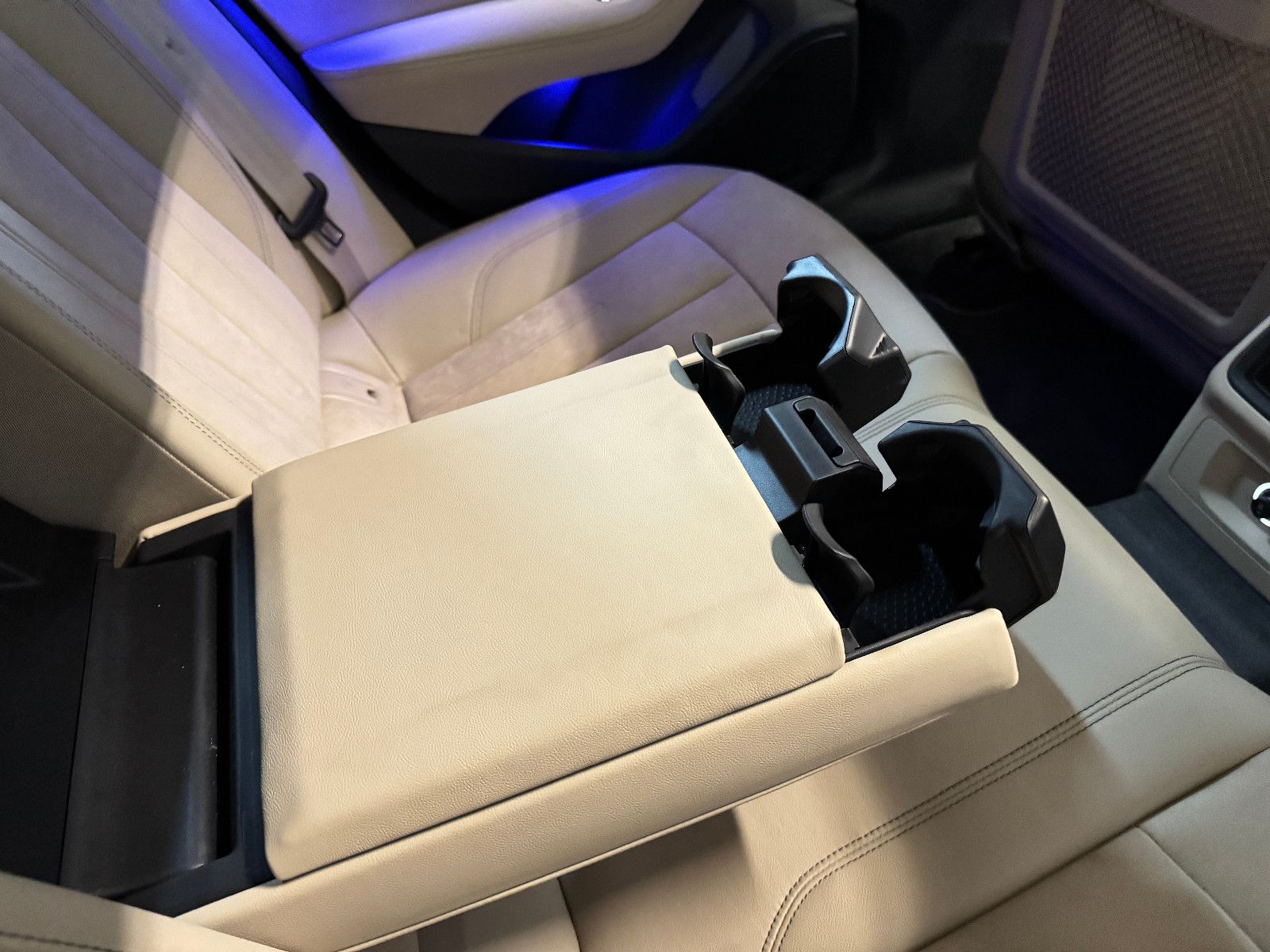 Fahrzeugabbildung Audi A4 Avant DESIGN S-TRONIC PANO STHD AHK LEDER