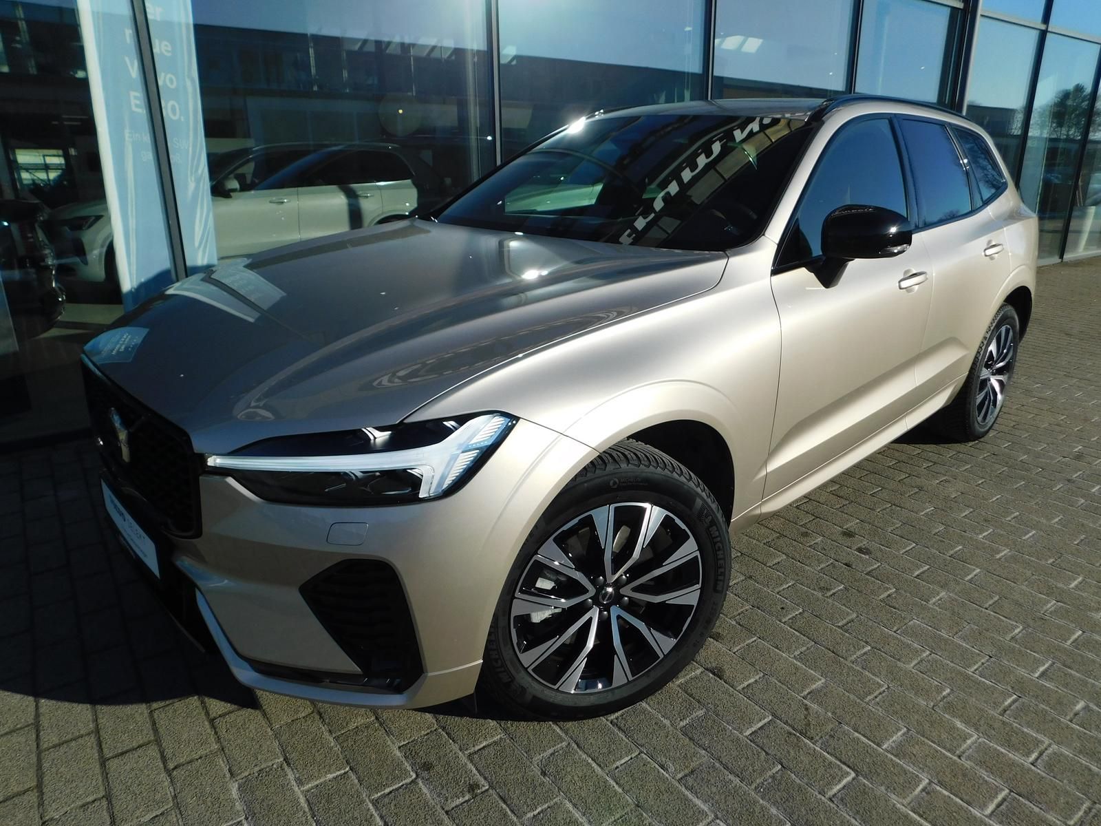 Fahrzeugabbildung Volvo XC60 B5 B AWD Plus Dark "Panoramadach, AHK"