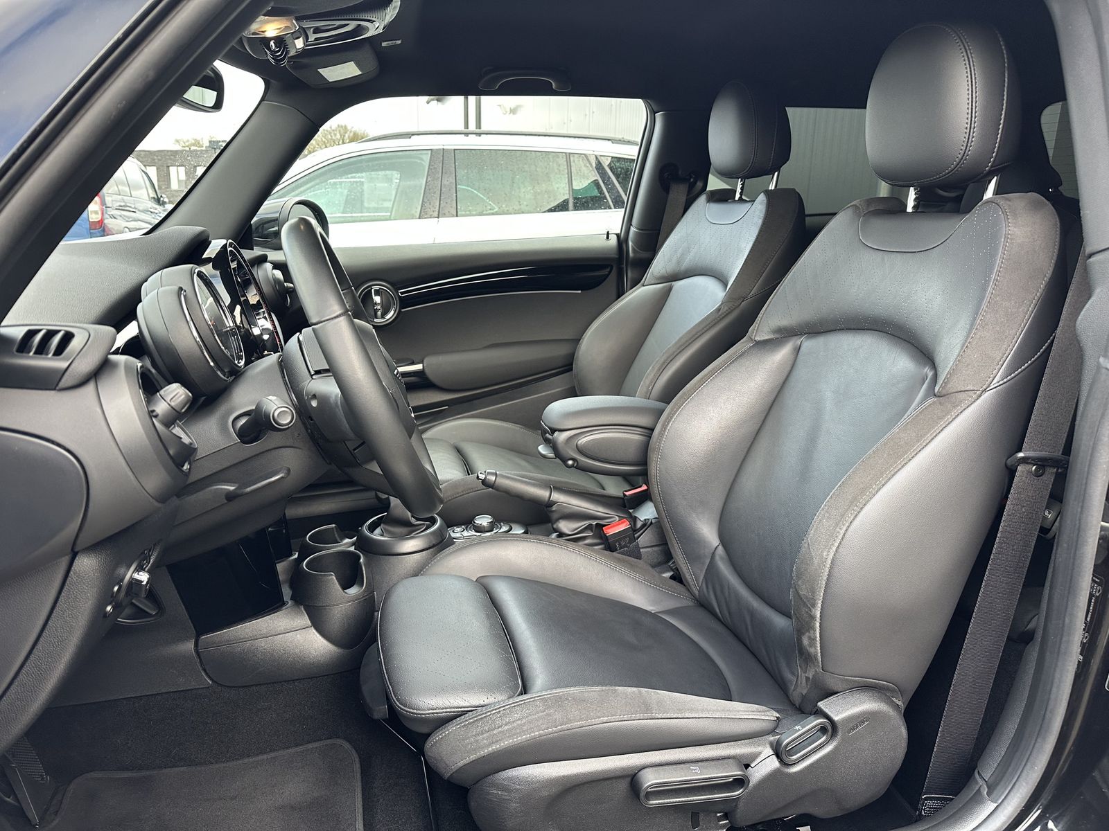 Fahrzeugabbildung MINI Cooper S Classic Trim Black Aut. NAV+LED+DCC+1HD