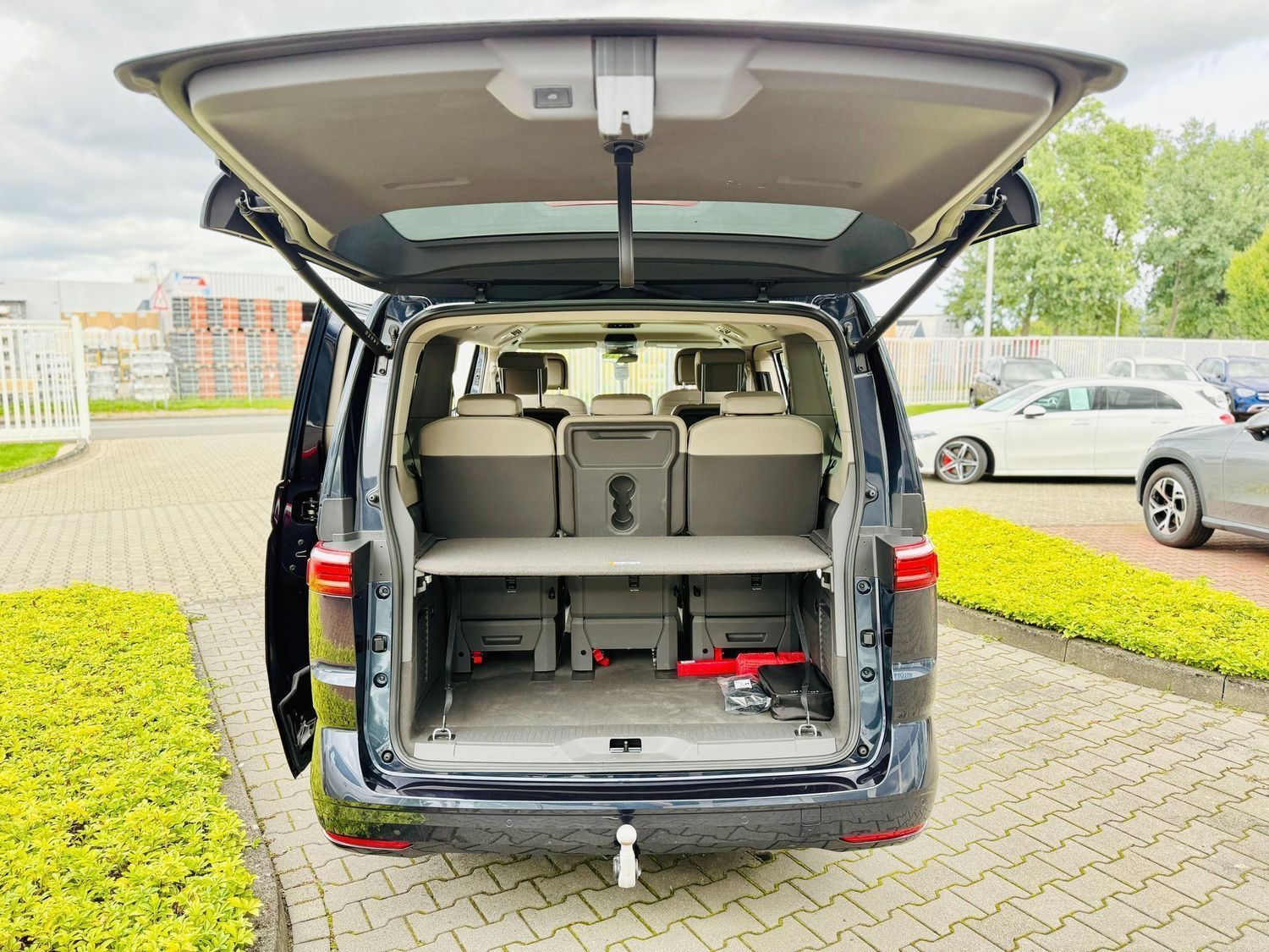Fahrzeugabbildung Volkswagen T7 Multivan 2,0 TDI LANG, 7-Sitze, DSG, LED, AHK