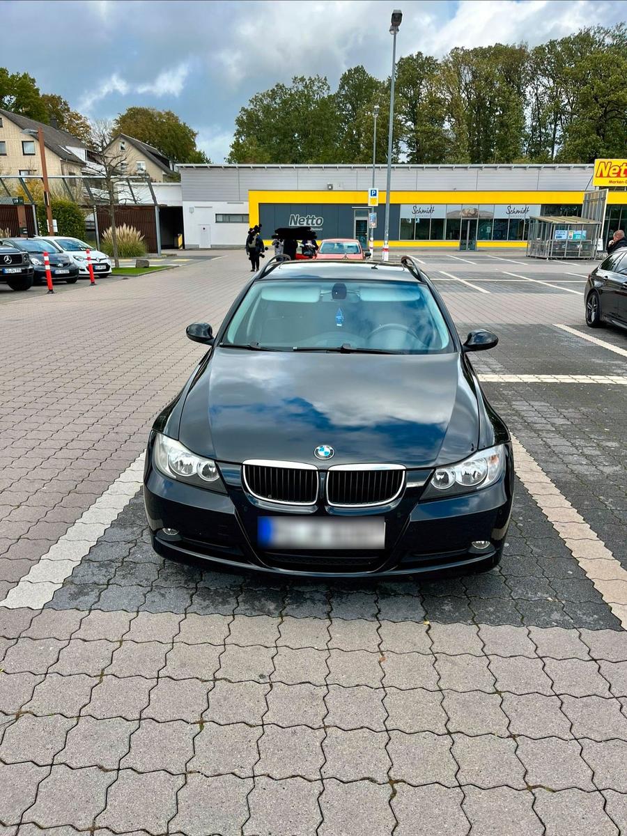 BMW 320 2008 — вигляд ззаду