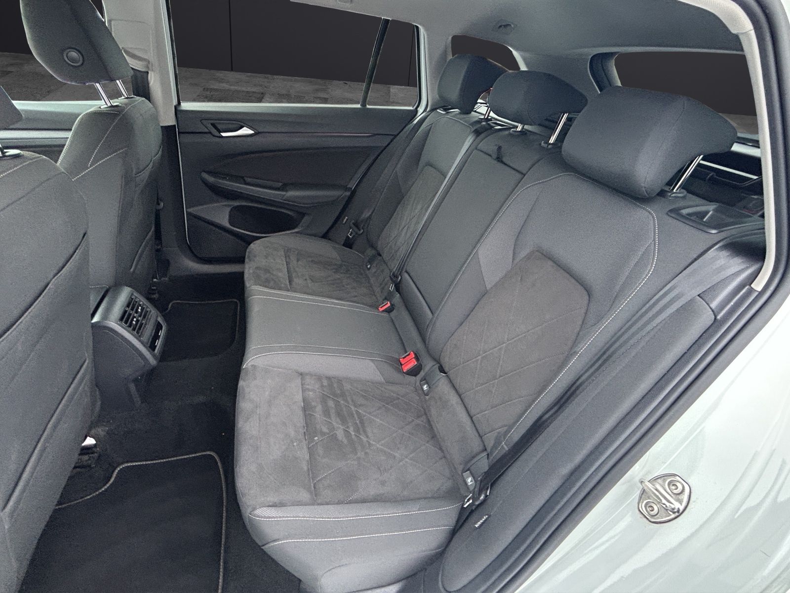 Fahrzeugabbildung Volkswagen Golf VIII Variant Style TDI DSG IQ.Light ACC SH